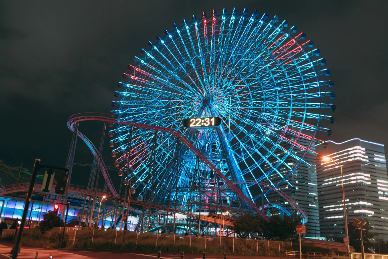 夜にライトアップされた観覧車