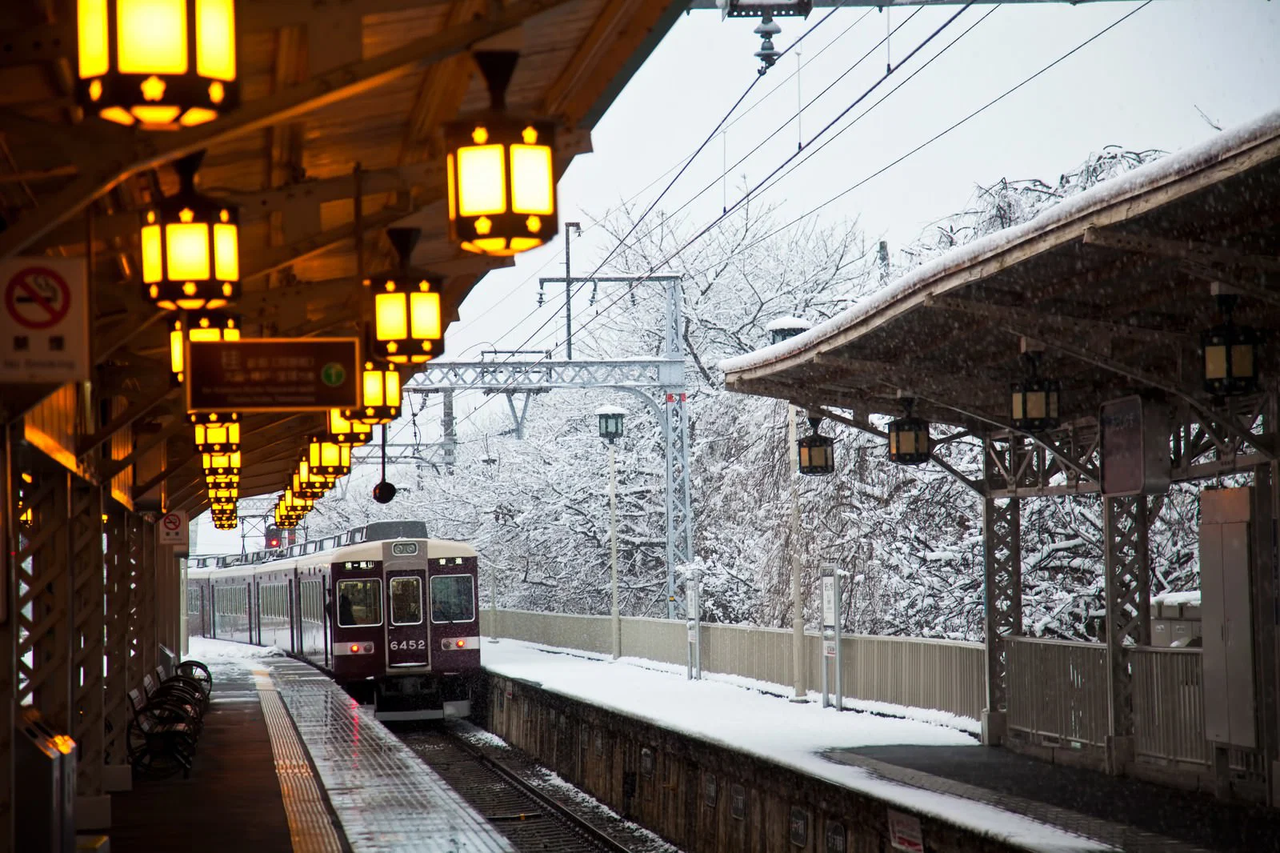 雪のある駅のホームと列車