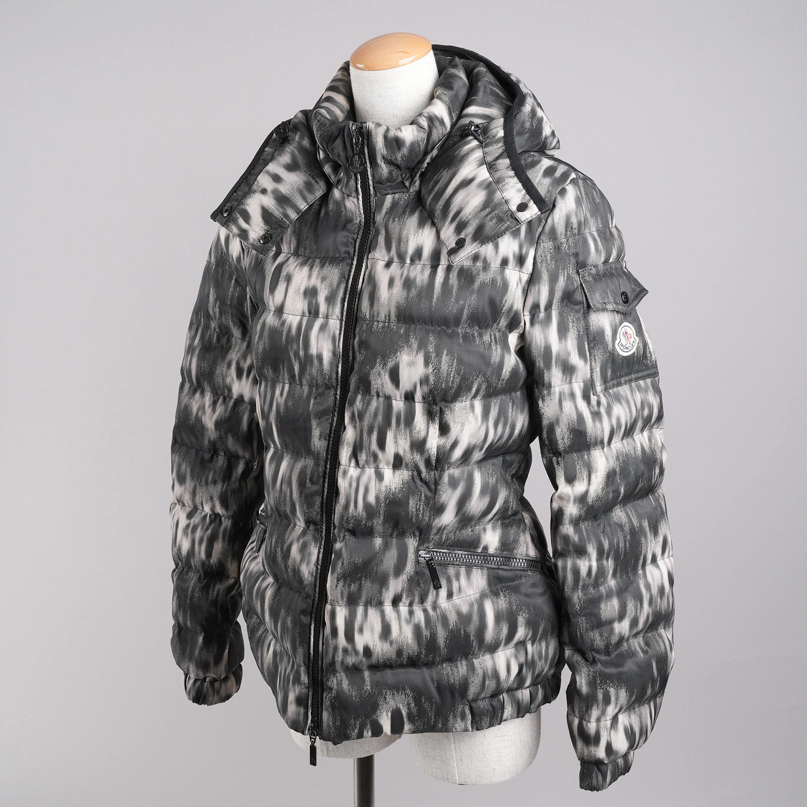 【レンタル２泊３日～】MONCLER モンクレール SABY ダウンジャケット サイズ2 レオパード レディース 秋・冬・春 防寒