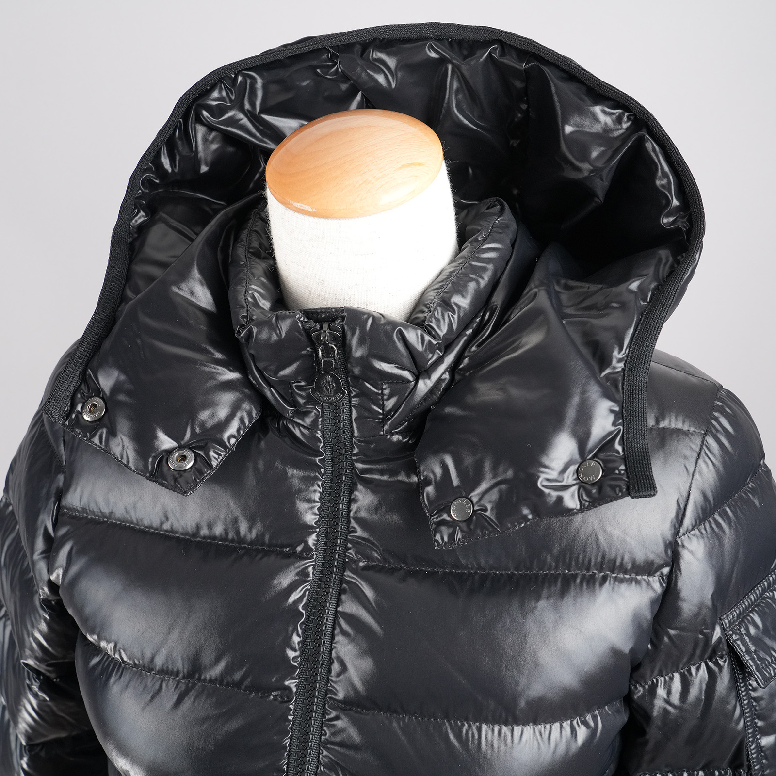 モンクレール（MONCLER）MOKA フード付きロングダウンコート キッズ・レディース向け 152cm ブラック｜着脱式フード詳細