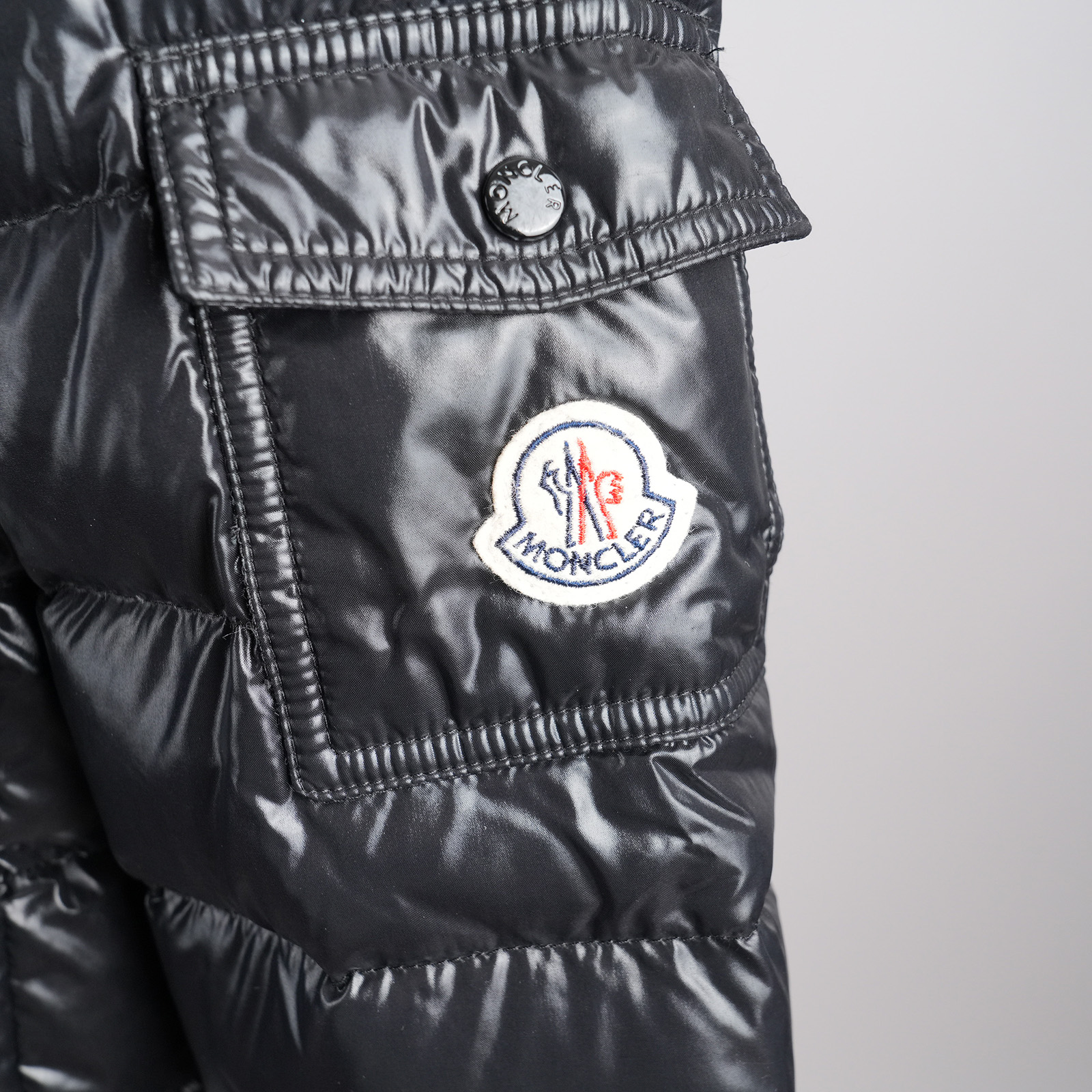 モンクレール（MONCLER）MOKA フード付きロングダウンコート キッズ・レディース向け 152cm ブラック｜左袖ロゴワッペン