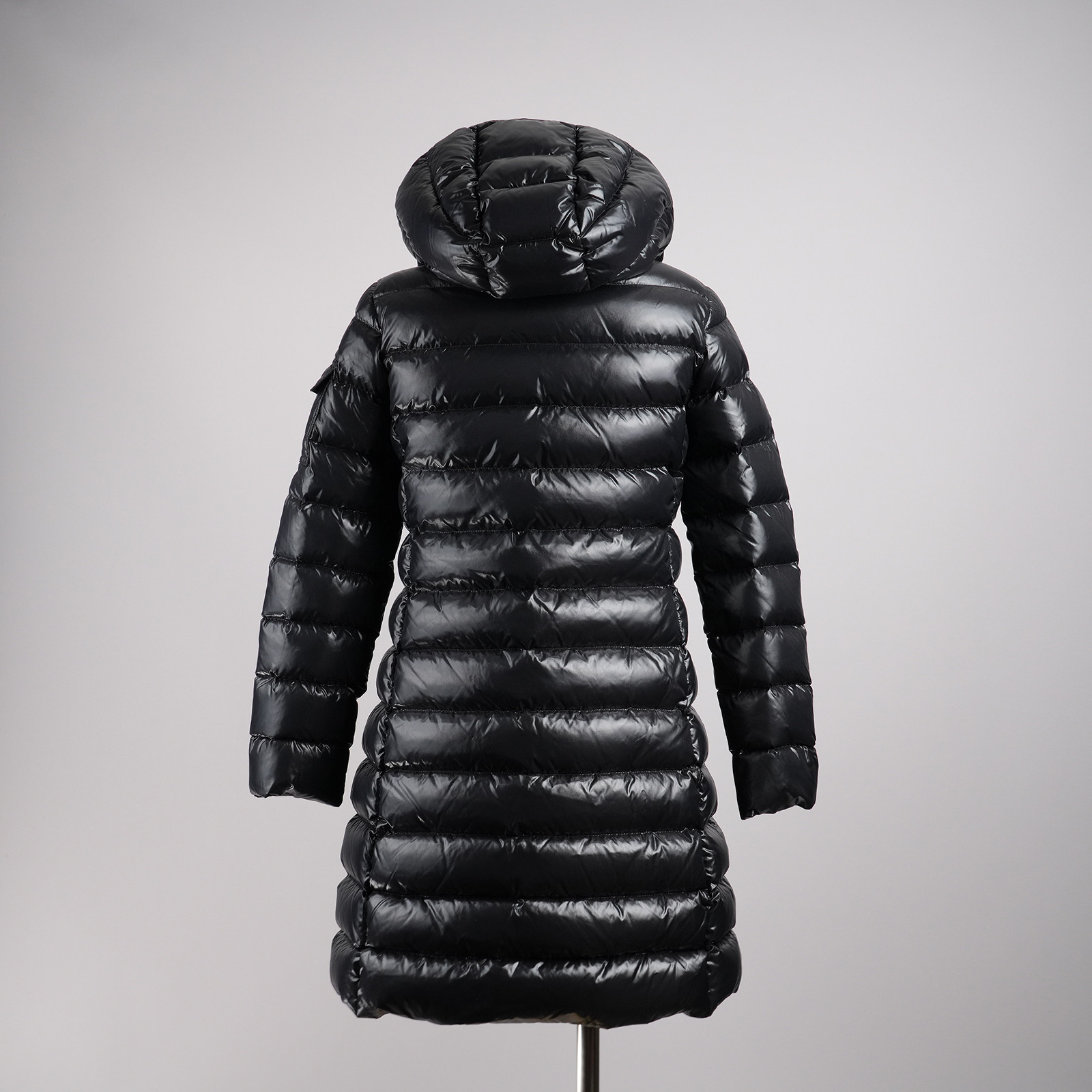 モンクレール（MONCLER）MOKA フード付きロングダウンコート キッズ・レディース向け 152cm ブラック｜背面全体