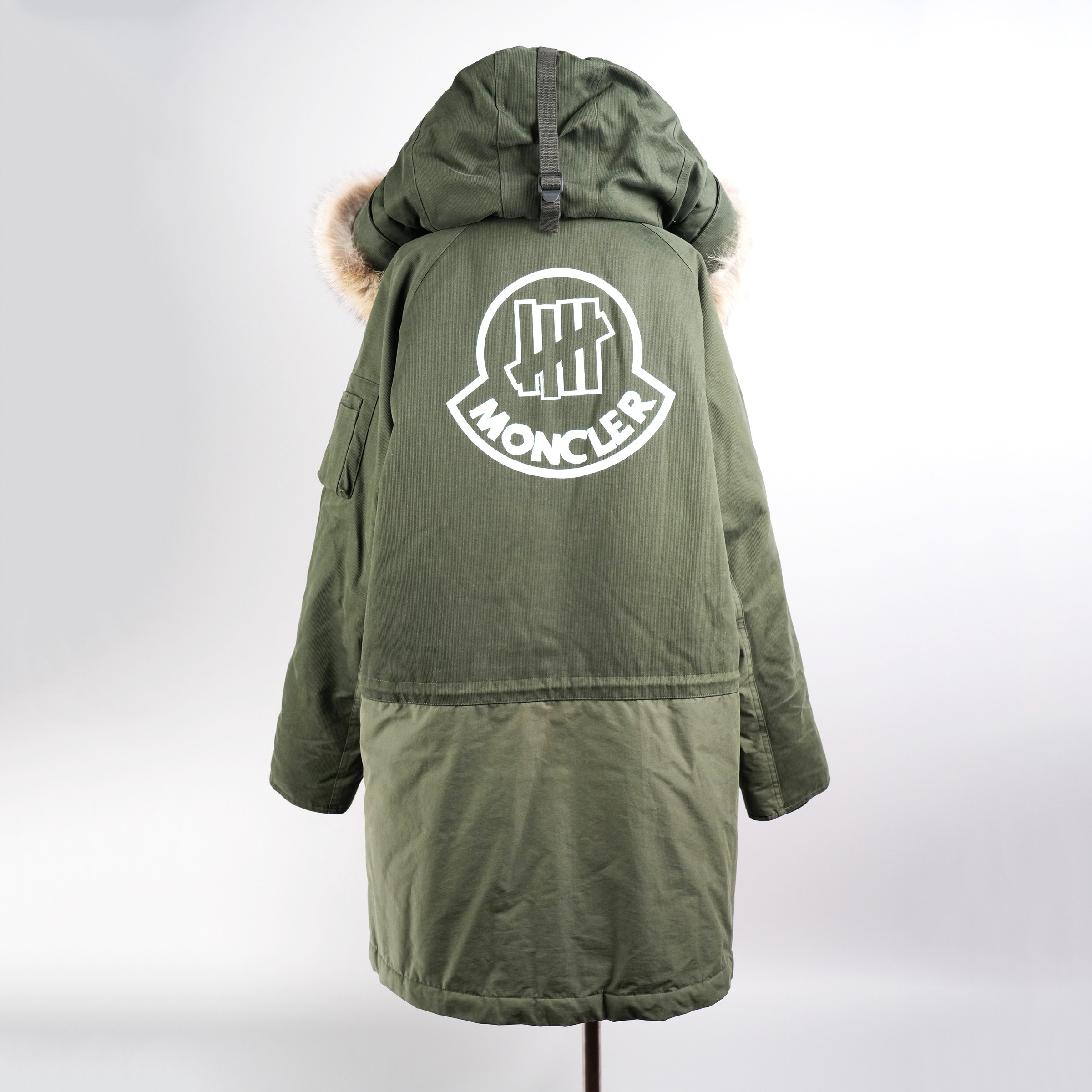 モンクレール（MONCLER）FENDORF UNDEFEATEDコラボ ロングダウンジャケット グリーン メンズ サイズ2｜背面全体と大型コラボロゴ