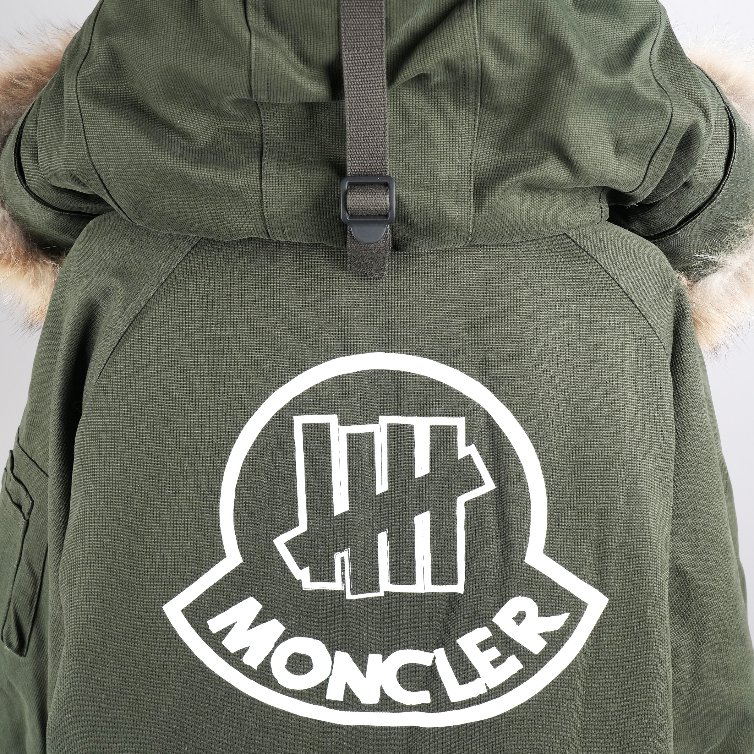 モンクレール（MONCLER）FENDORF UNDEFEATEDコラボ ロングダウンジャケット グリーン メンズ サイズ2｜背面コラボロゴ