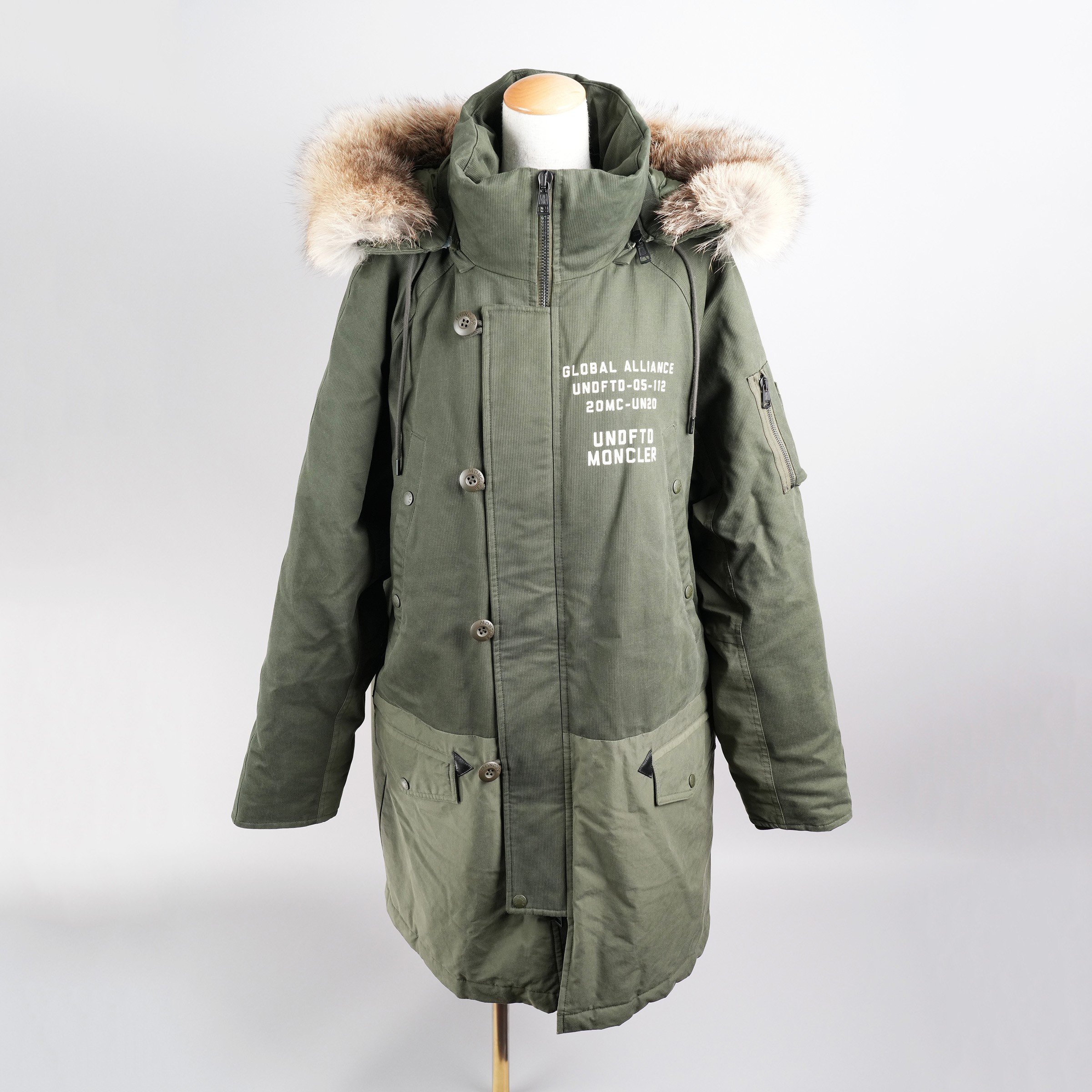モンクレール（MONCLER）FENDORF UNDEFEATEDコラボ ロングダウンジャケット グリーン メンズ サイズ2｜正面全体