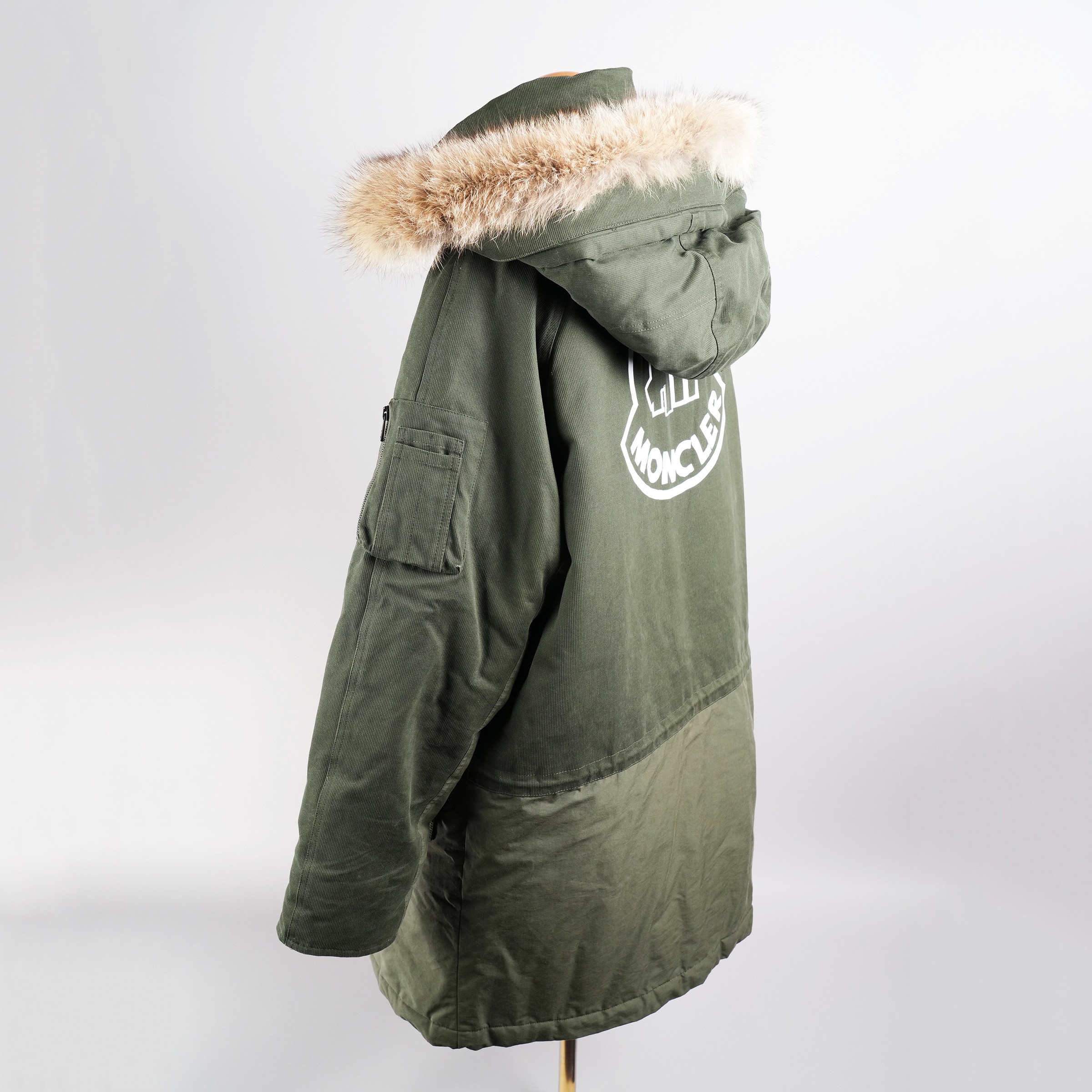 モンクレール（MONCLER）FENDORF UNDEFEATEDコラボ ロングダウンジャケット グリーン メンズ サイズ2｜背面斜めとファートリムフード