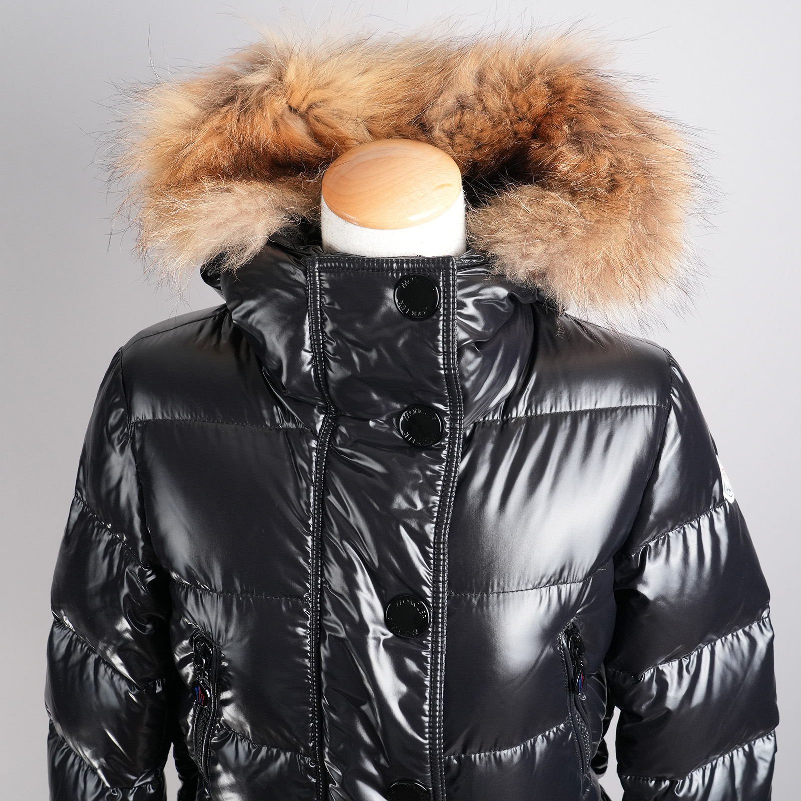 モンクレール（MONCLER）LOIRE ファー付きダウンコート レディース サイズ00 ブラック｜ファー付きフードとロゴ入りボタン