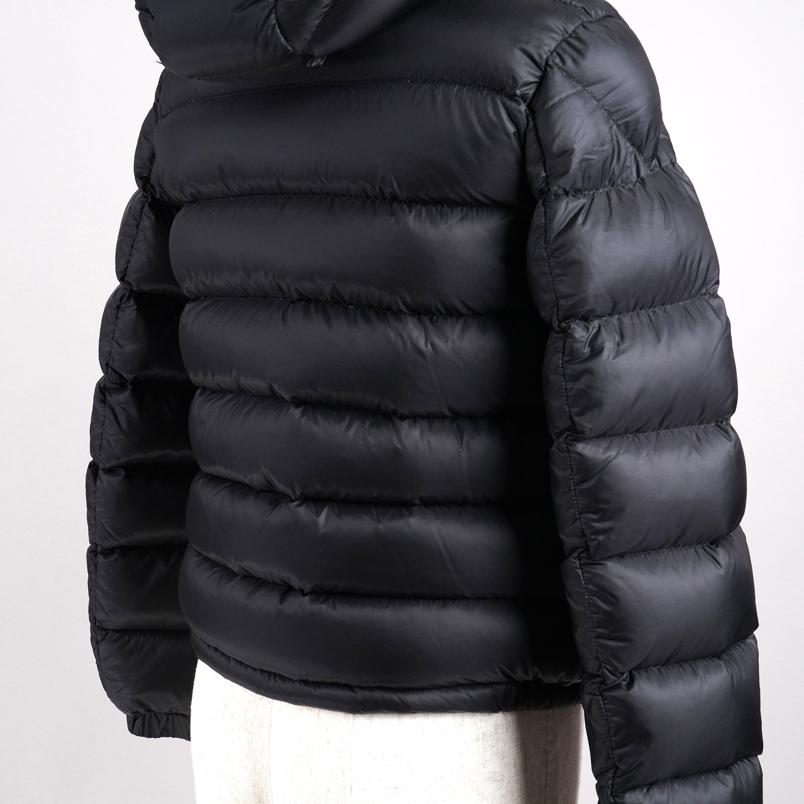 モンクレール（MONCLER）AITON フード付きダウンジャケット ブラック キッズ サイズ152cm｜背面斜めと袖キルティング