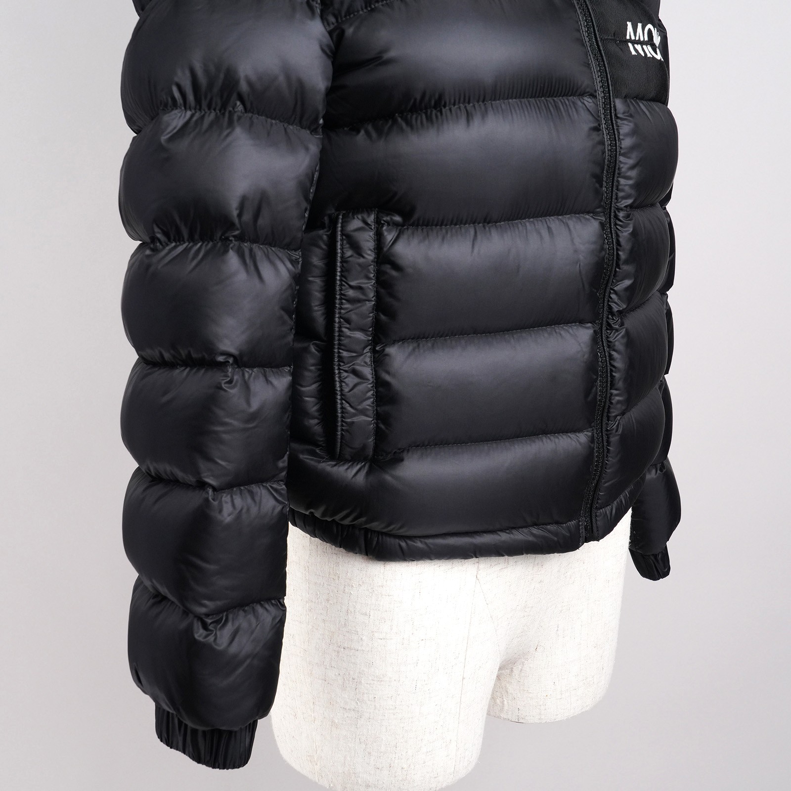 モンクレール（MONCLER）AITON フード付きダウンジャケット ブラック キッズ サイズ152cm｜サイドジップポケットと袖口