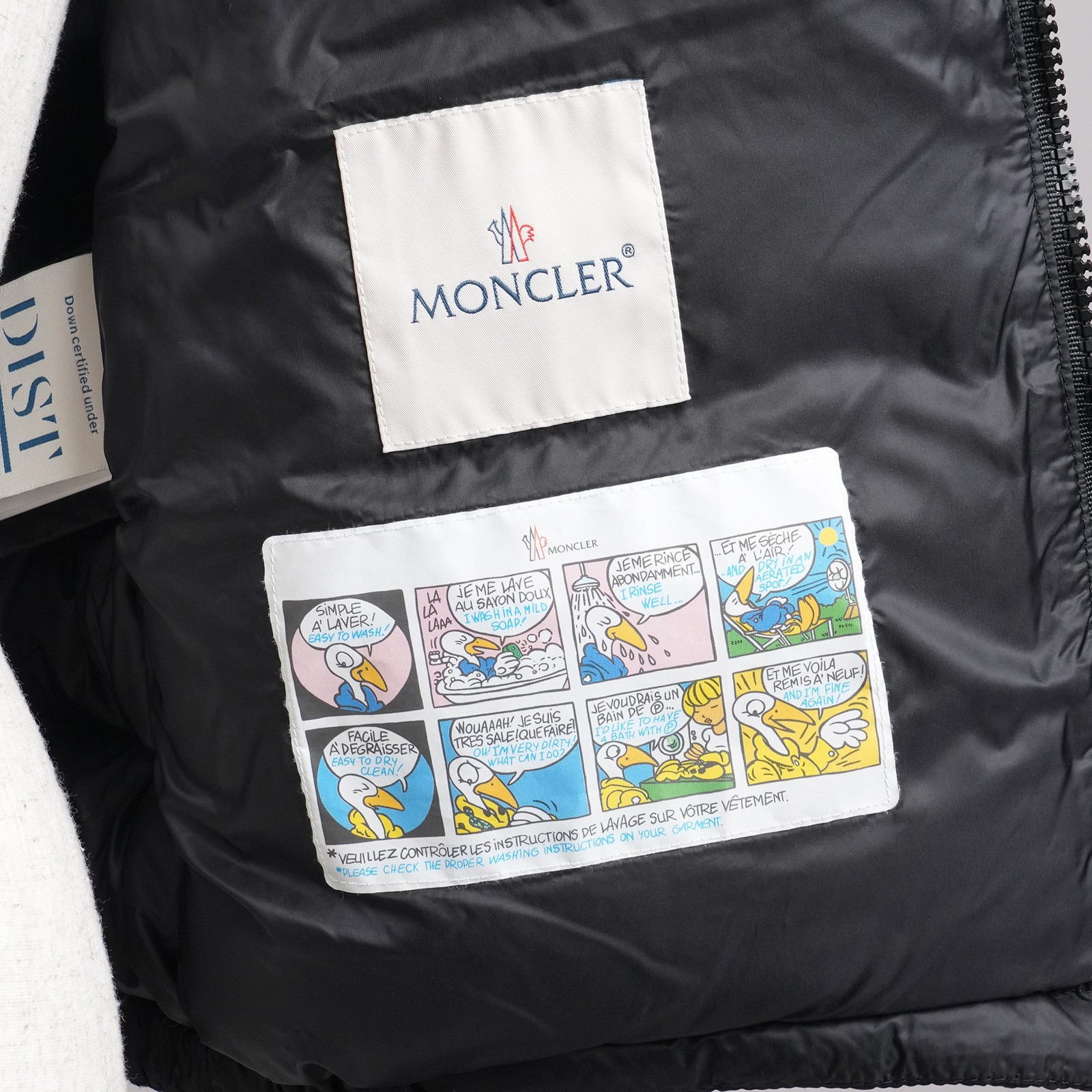モンクレール（MONCLER）AITON フード付きダウンジャケット ブラック キッズ サイズ152cm｜内側ブランドラベルとコミックラベル