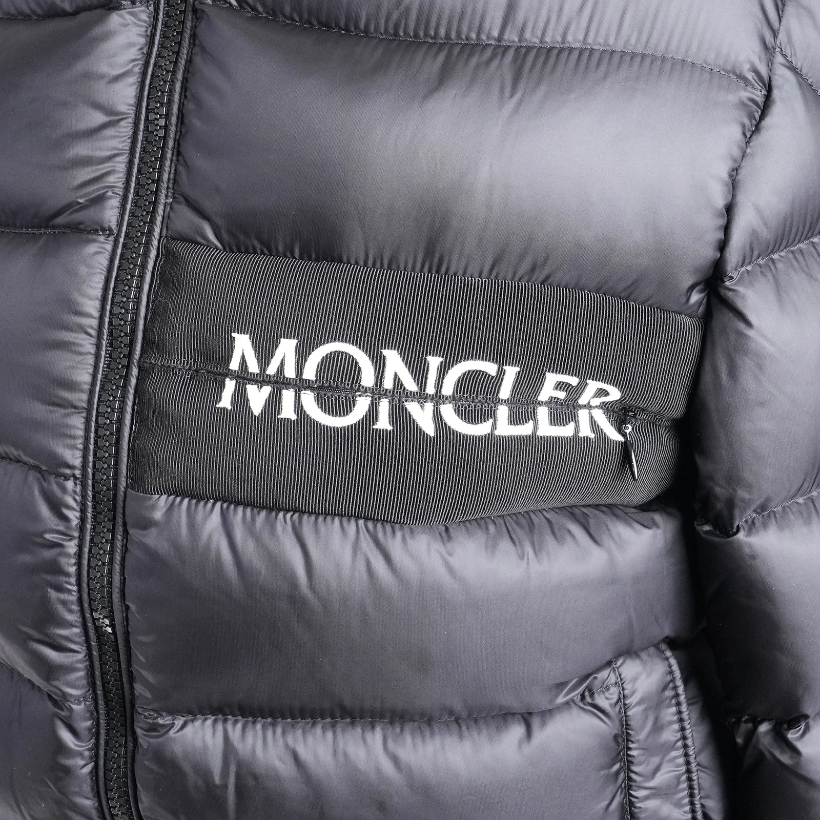 モンクレール（MONCLER）AITON フード付きダウンジャケット ブラック キッズ サイズ152cm｜胸部ロゴバンド