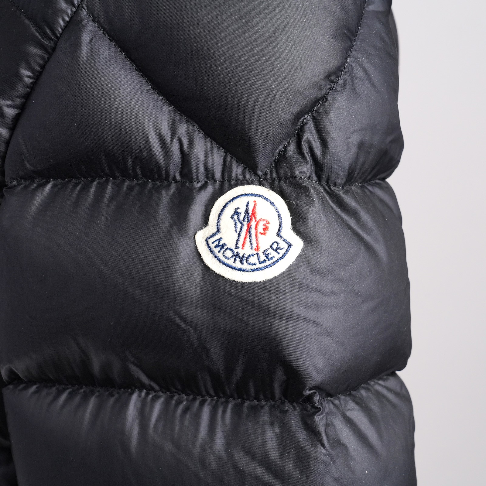 モンクレール（MONCLER）AITON フード付きダウンジャケット ブラック キッズ サイズ152cm｜左袖ロゴワッペン
