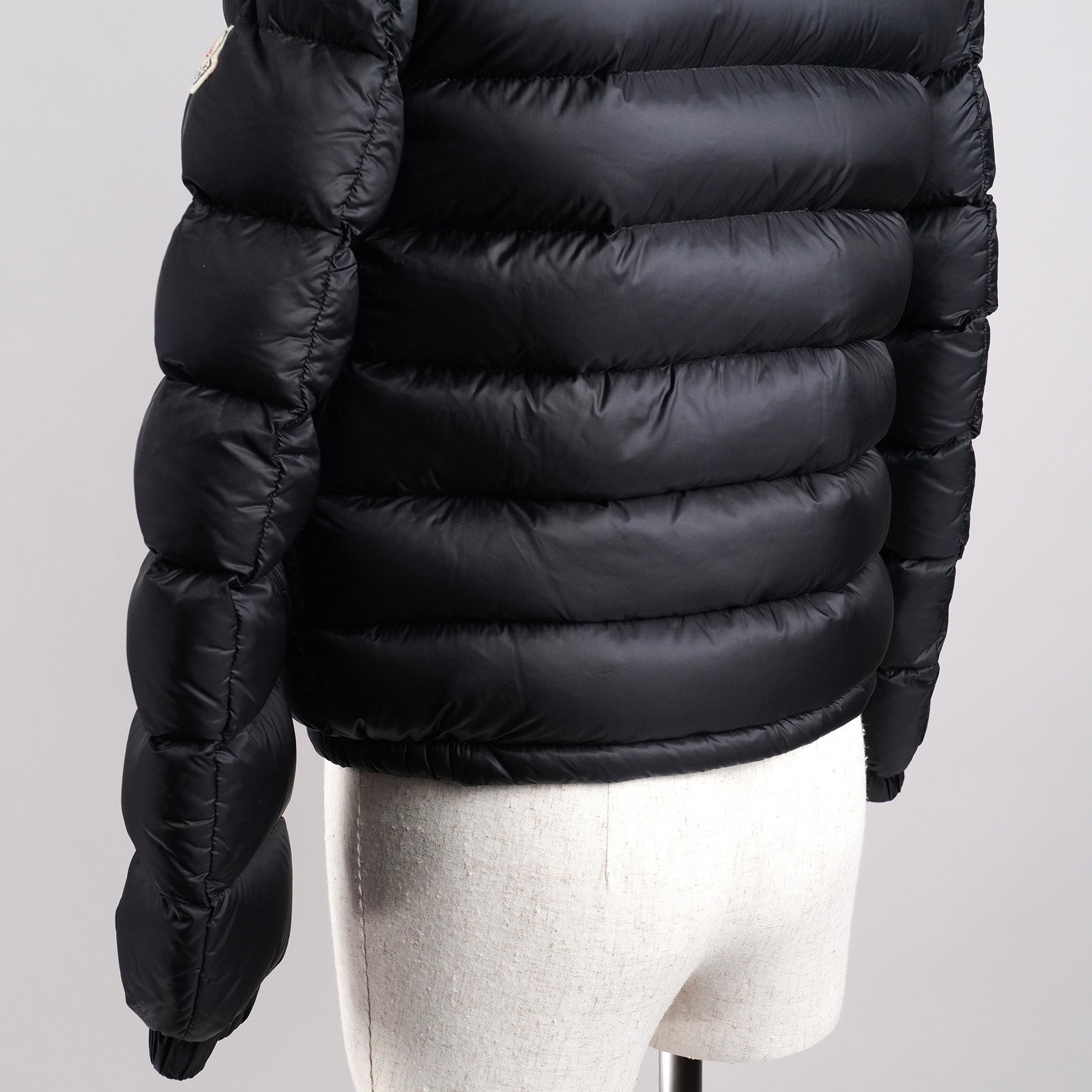モンクレール（MONCLER）AITON フード付きダウンジャケット ブラック キッズ サイズ152cm｜背面下部の横キルティング