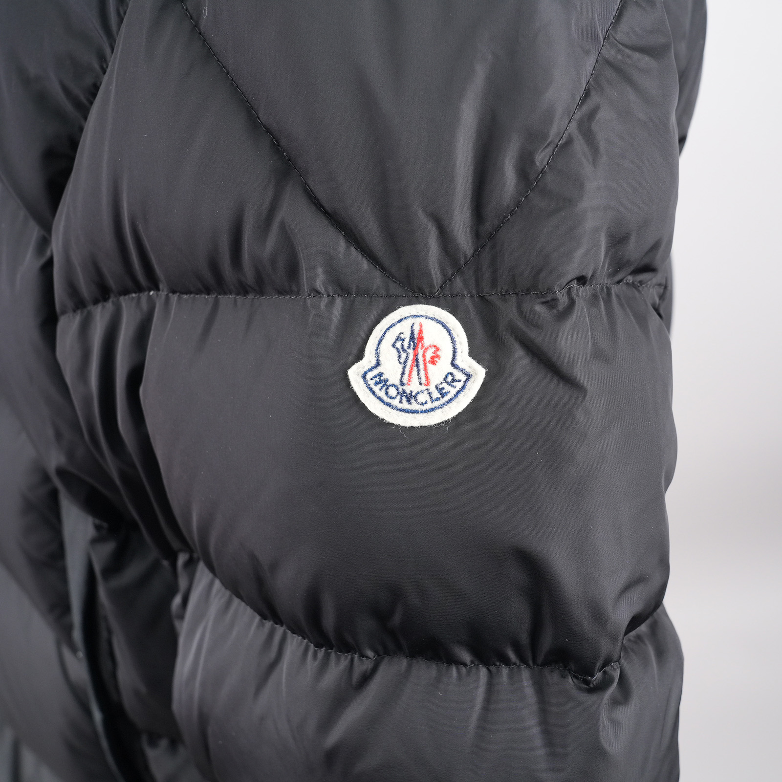 モンクレール PYRENEESの左袖に付いたMONCLERロゴワッペン