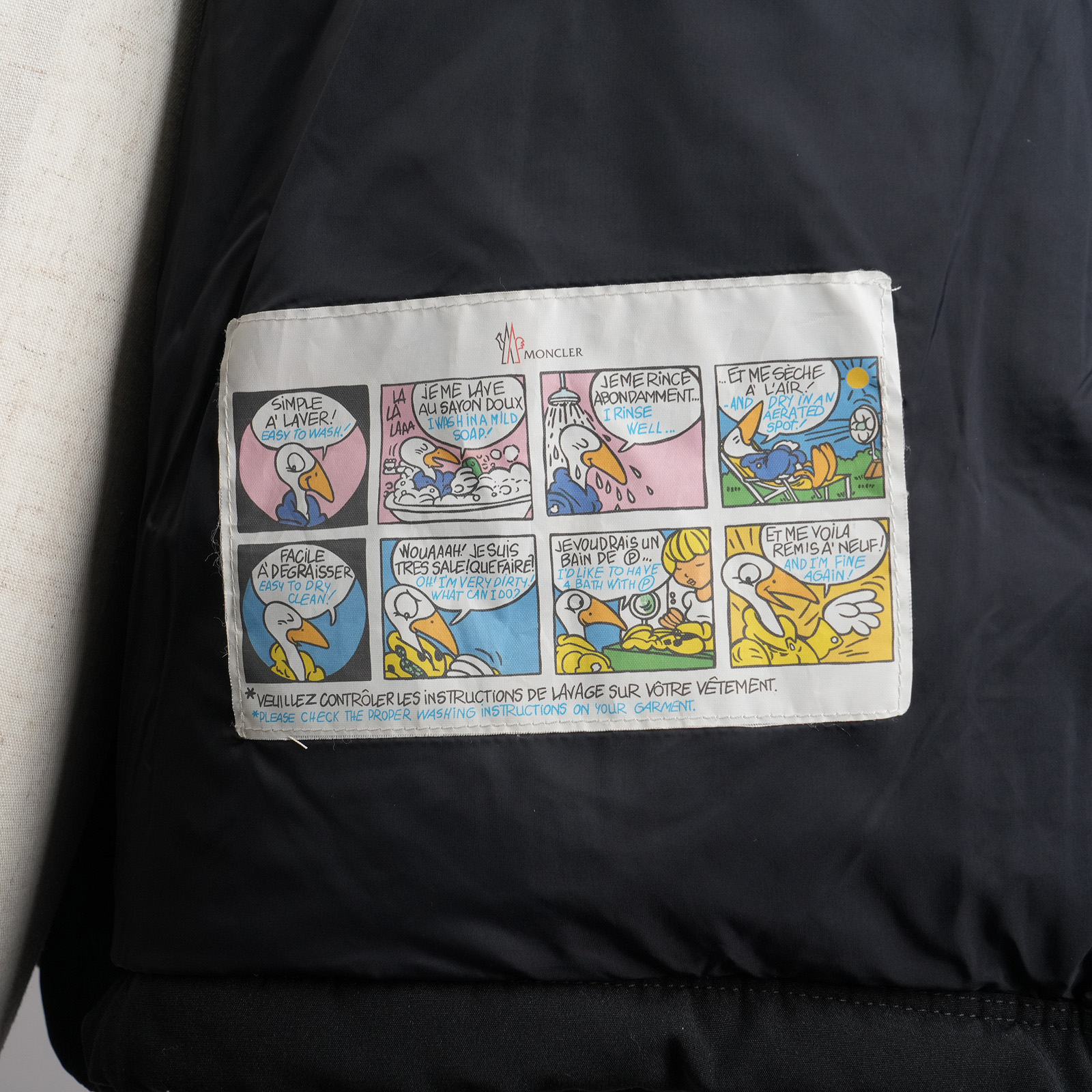モンクレール PYRENEESの内側に付いたアニメタグ