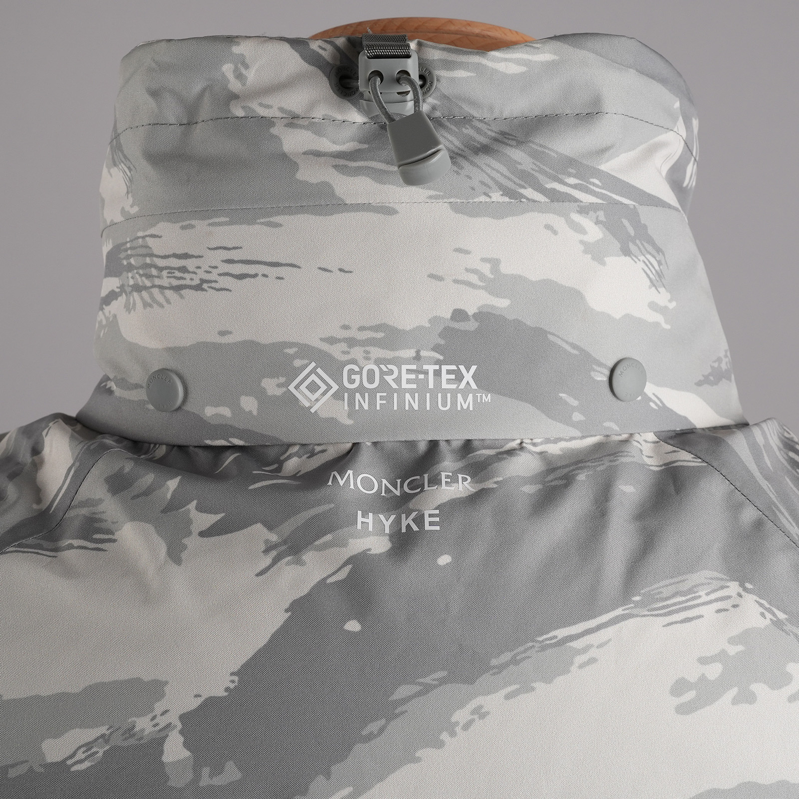 モンクレール VANIL PRINT メンズ ダウンベスト グレー系 サイズ3｜写真12 GORE-TEX INFINIUM・MONCLER HYKE表記