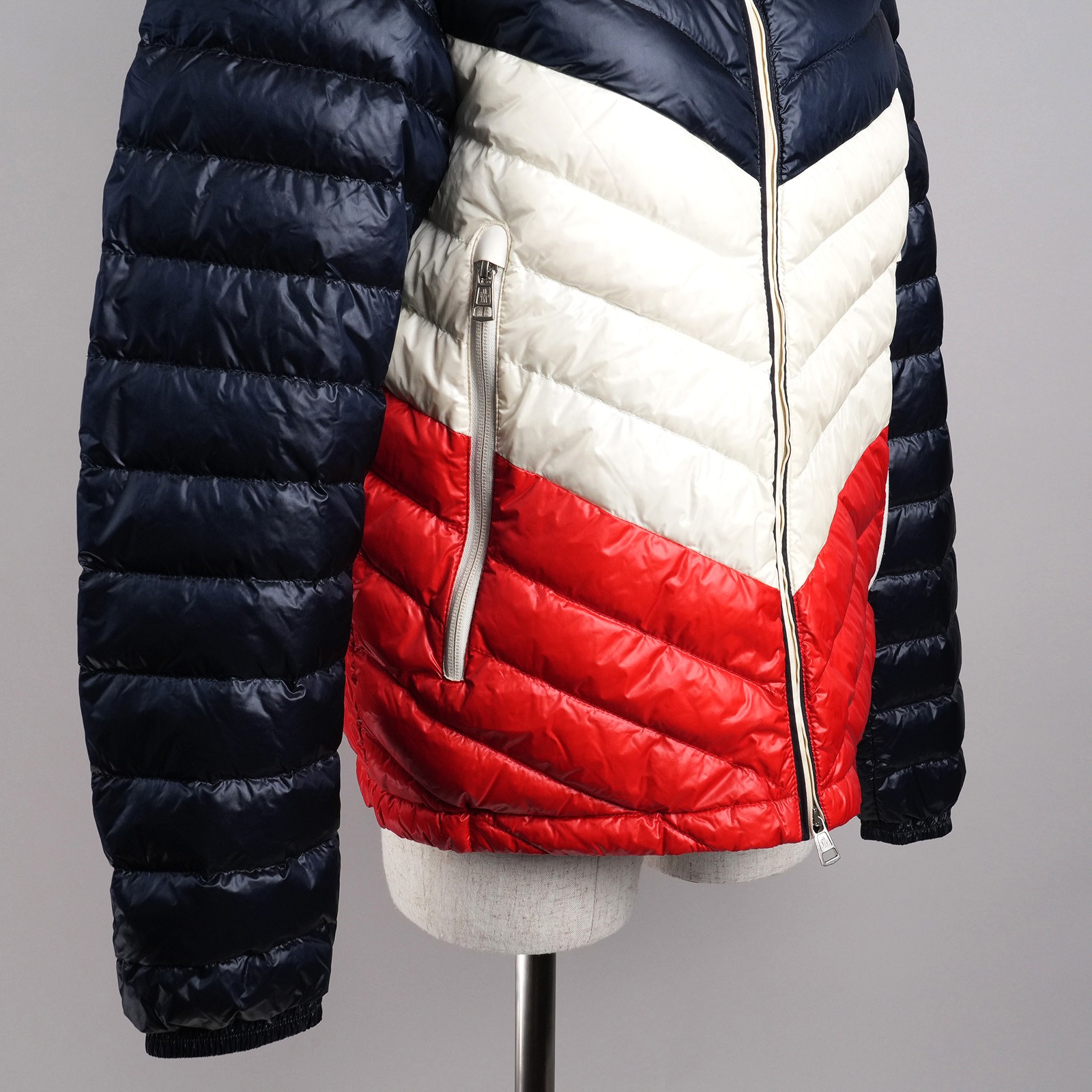 モンクレール（MONCLER）PALLISER フード付きライトダウンジャケット マルチカラー メンズ サイズ1｜フロントジップポケットと裾