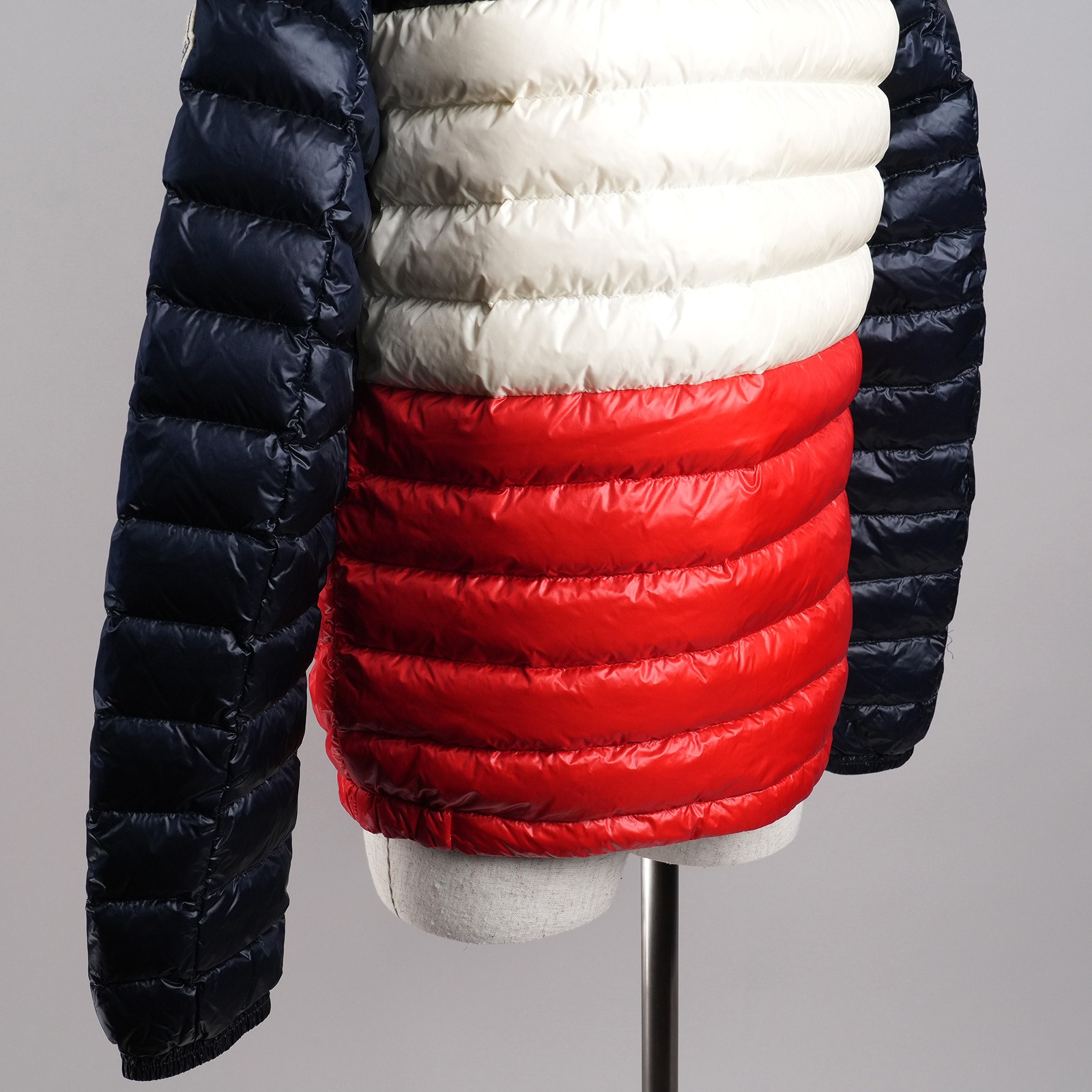 モンクレール（MONCLER）PALLISER フード付きライトダウンジャケット マルチカラー メンズ サイズ1｜ホワイト・レッド切り替え背面下部