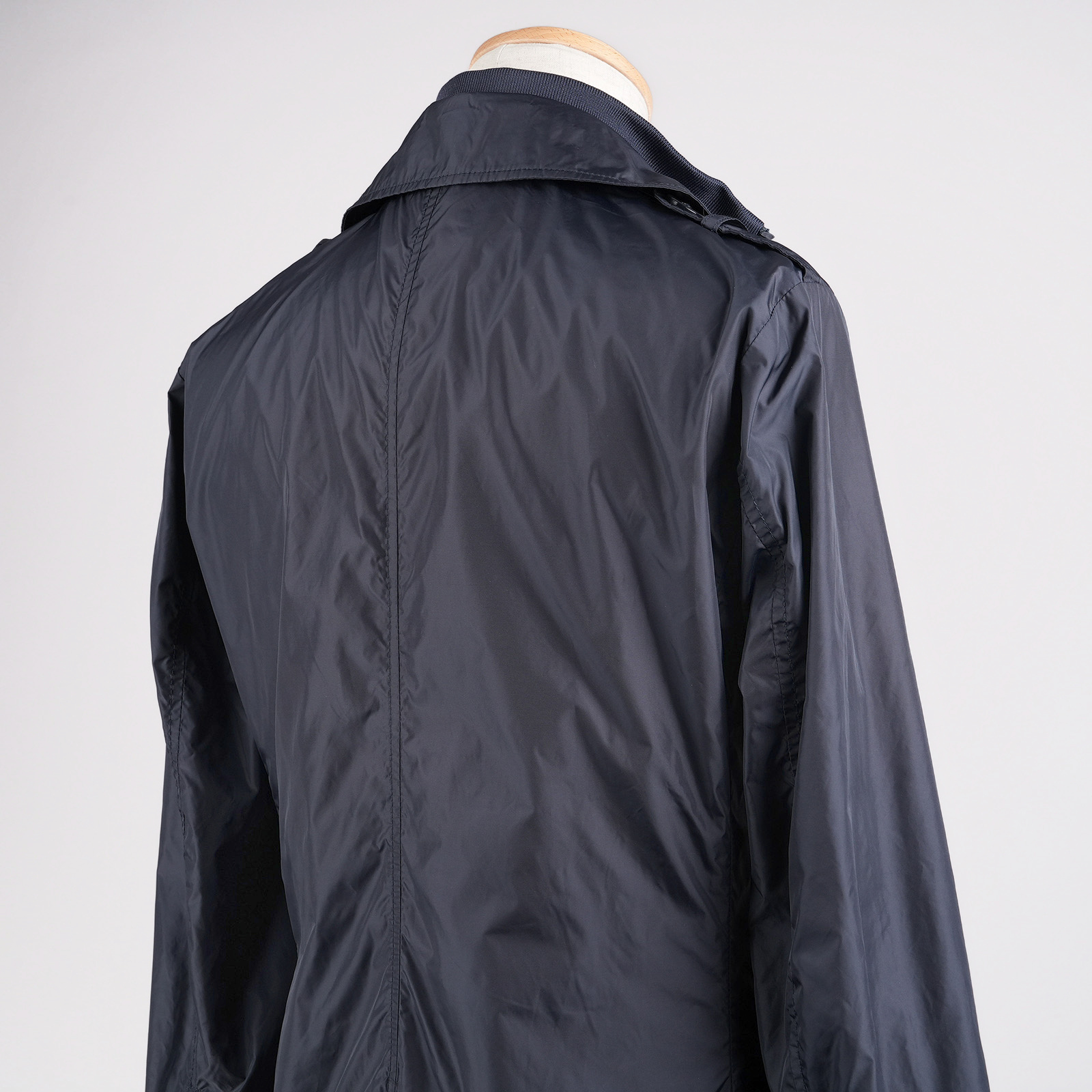 MONCLER KENYA フィールドジャケット ネイビー 背面上部・襟