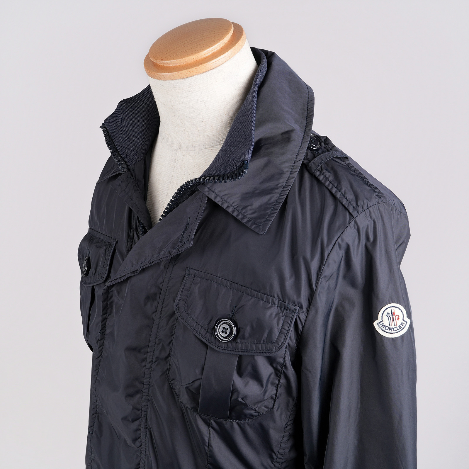 MONCLER KENYA フィールドジャケット ネイビー 上半身斜め前・左袖ロゴ