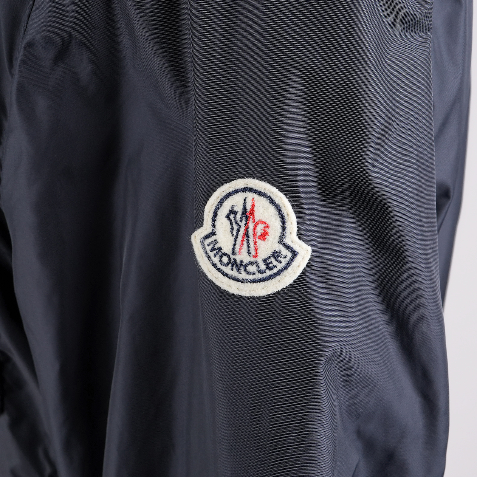 MONCLER KENYA フィールドジャケット ネイビー 左袖ロゴ拡大