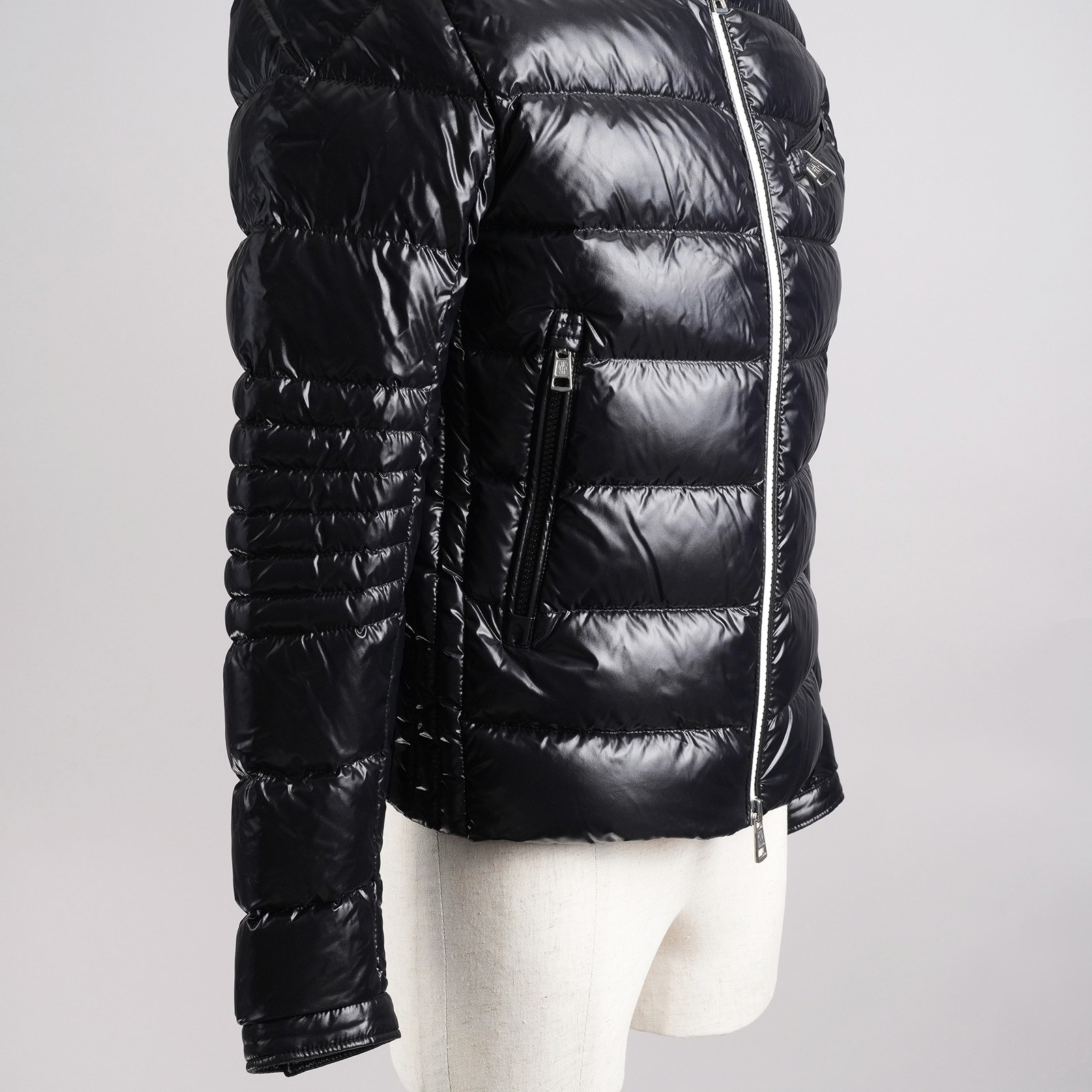 モンクレール（MONCLER）BERRIAT ダウンジャケット ブラック メンズ サイズ0｜袖キルティングと腰ポケット