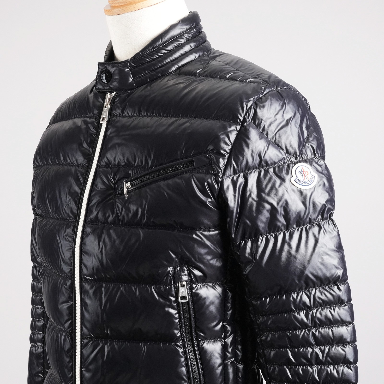モンクレール（MONCLER）BERRIAT ダウンジャケット ブラック メンズ サイズ0｜胸元ファスナーポケットと左袖ロゴ