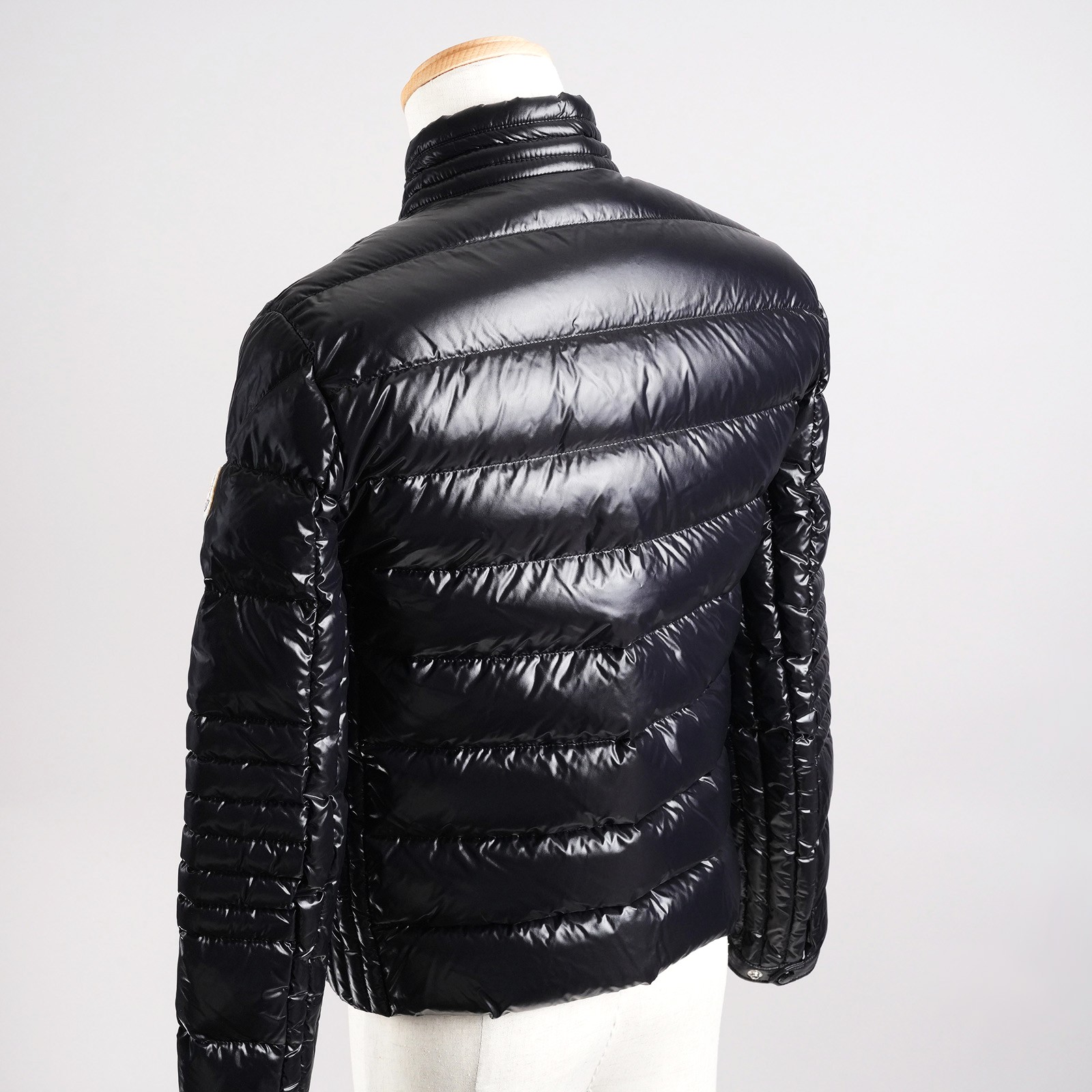 モンクレール（MONCLER）BERRIAT ダウンジャケット ブラック メンズ サイズ0｜背面斜め