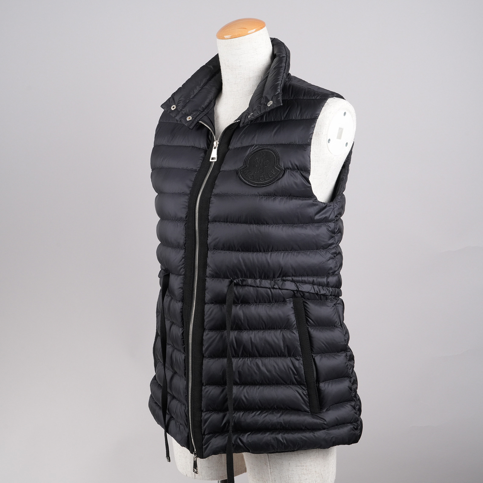 MONCLER AZUR GILET ダウンベスト ブラック 前面斜め全体