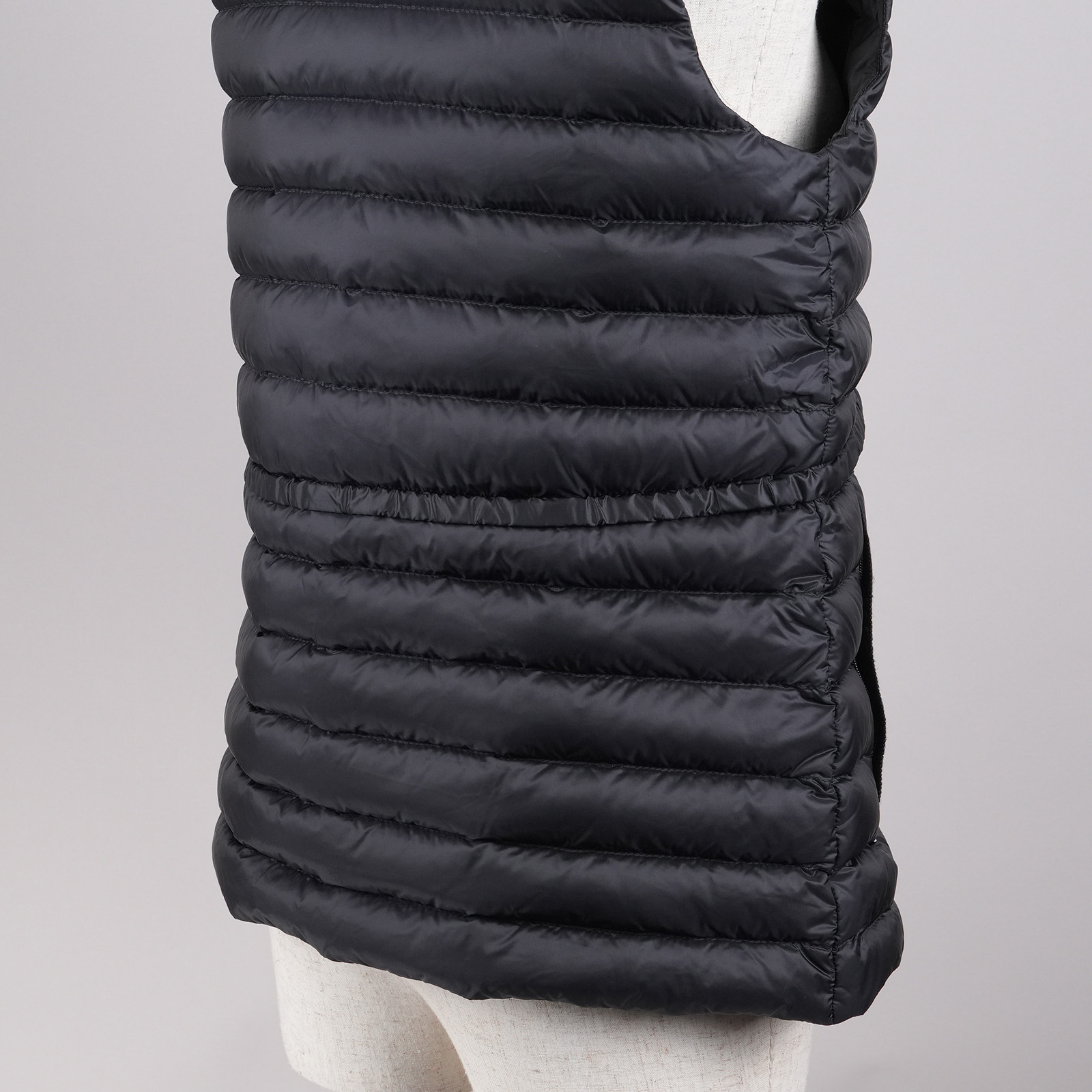 MONCLER AZUR GILET ダウンベスト ブラック 背面のウエストと裾