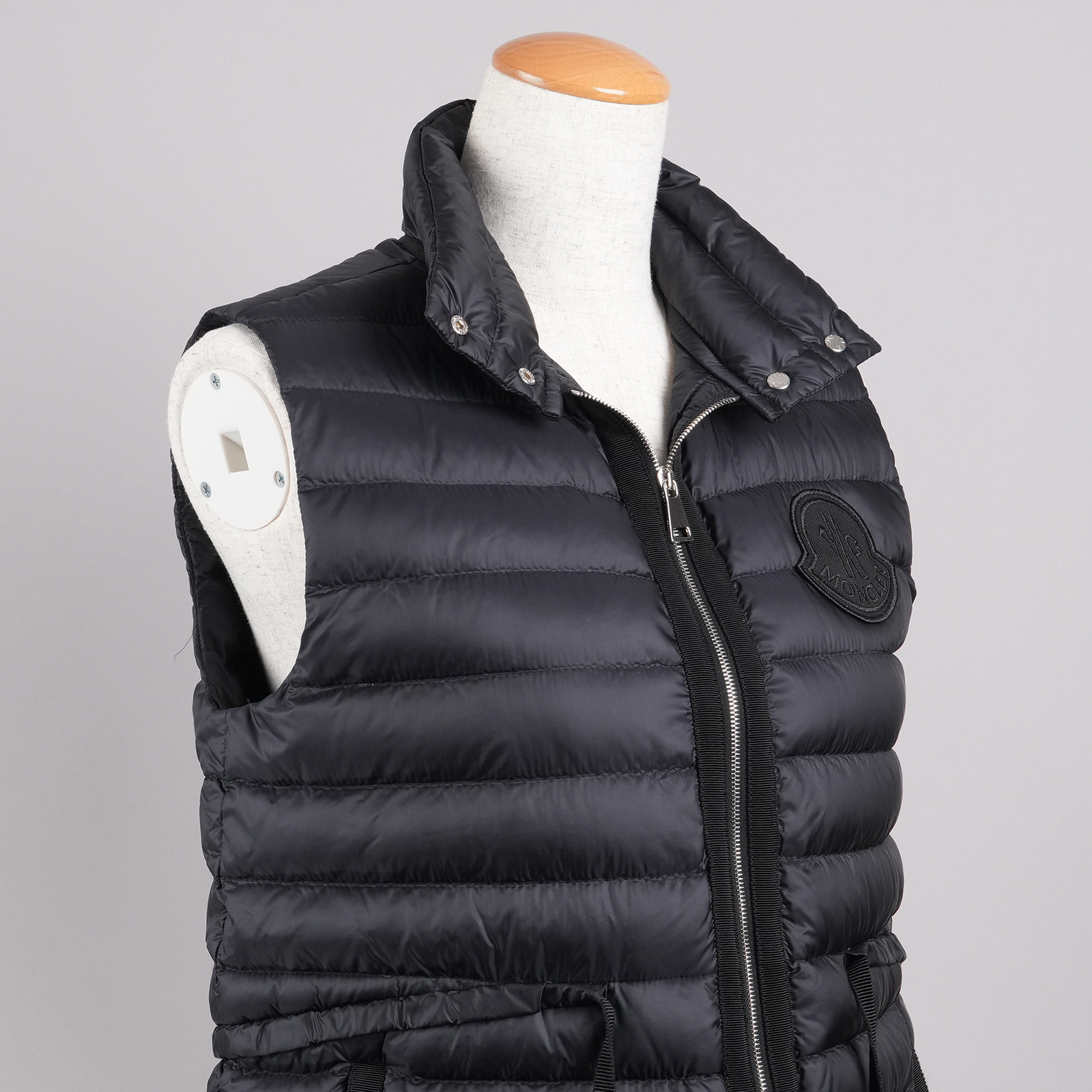 MONCLER AZUR GILET ダウンベスト ブラック 前面斜め上部