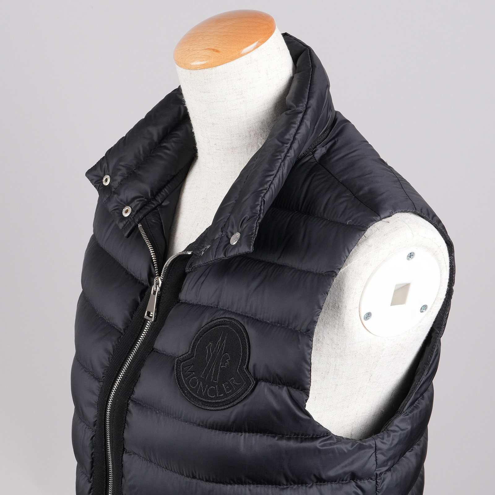 MONCLER AZUR GILET ダウンベスト ブラック 前面斜めの襟とロゴ