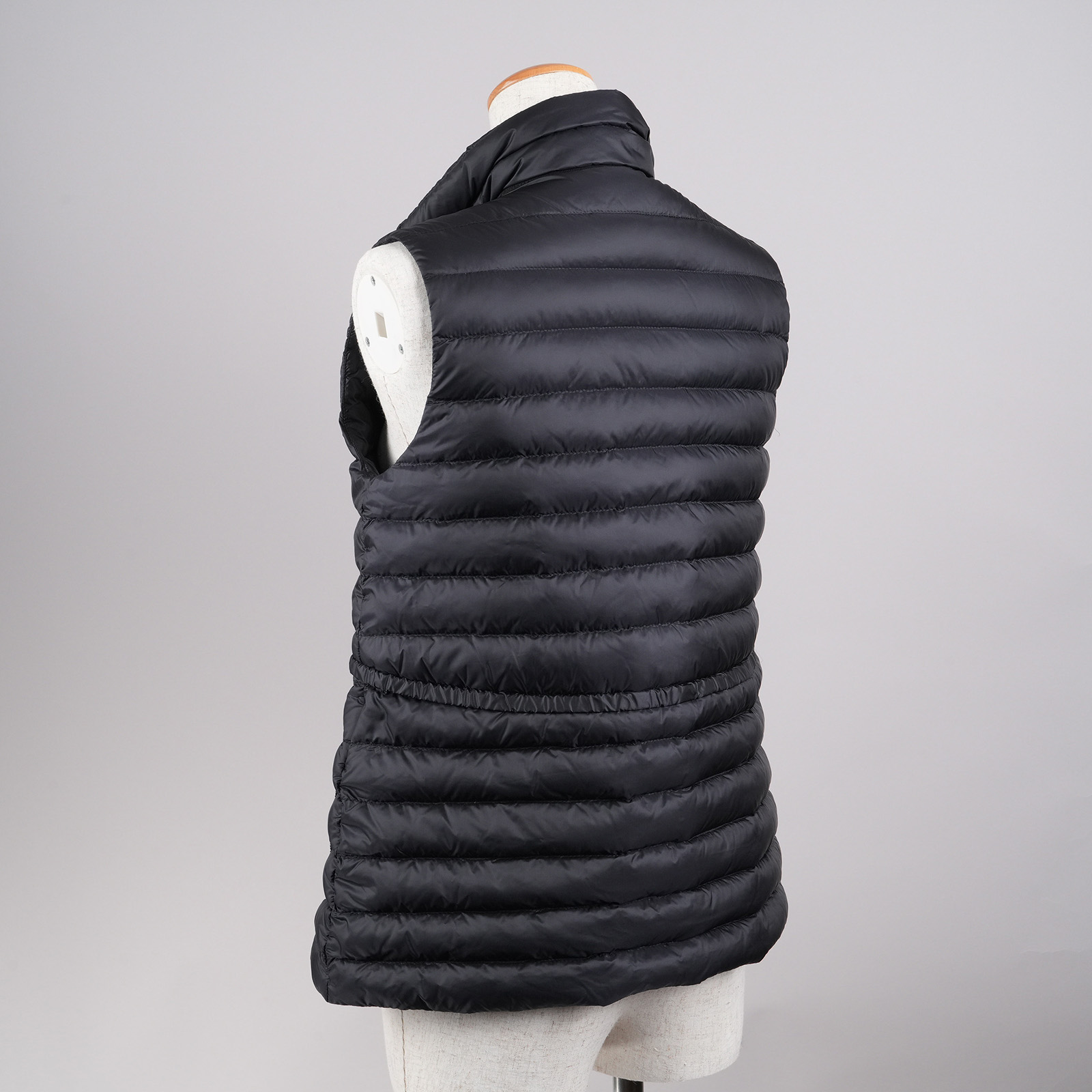 MONCLER AZUR GILET ダウンベスト ブラック 背面斜め全体