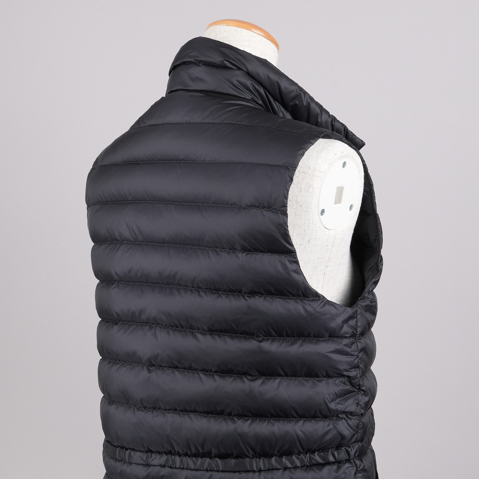 MONCLER AZUR GILET ダウンベスト ブラック 背面上部