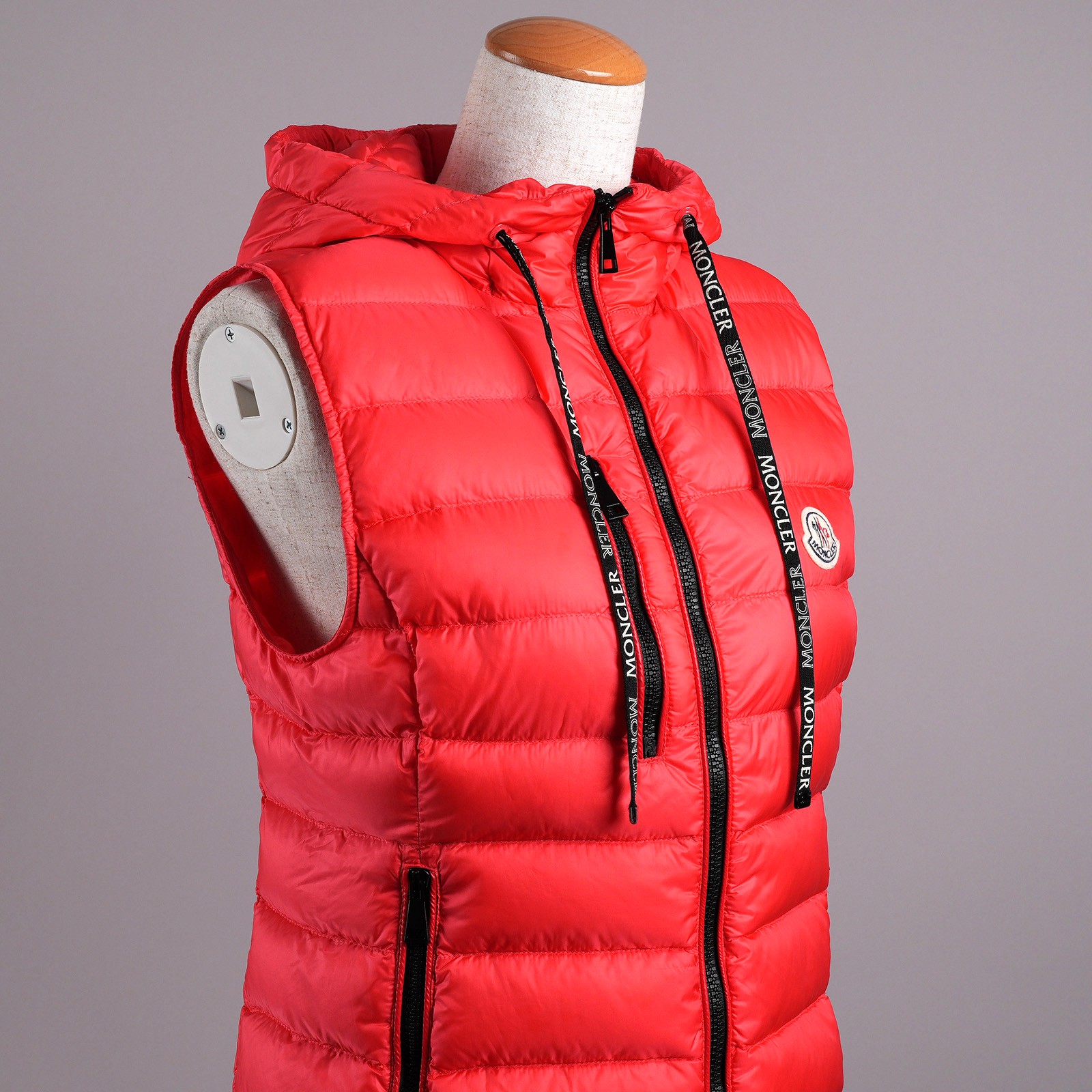 モンクレール（MONCLER）SUCRETTE フード付きロングダウンベスト レッド レディース サイズ1｜正面斜め上部