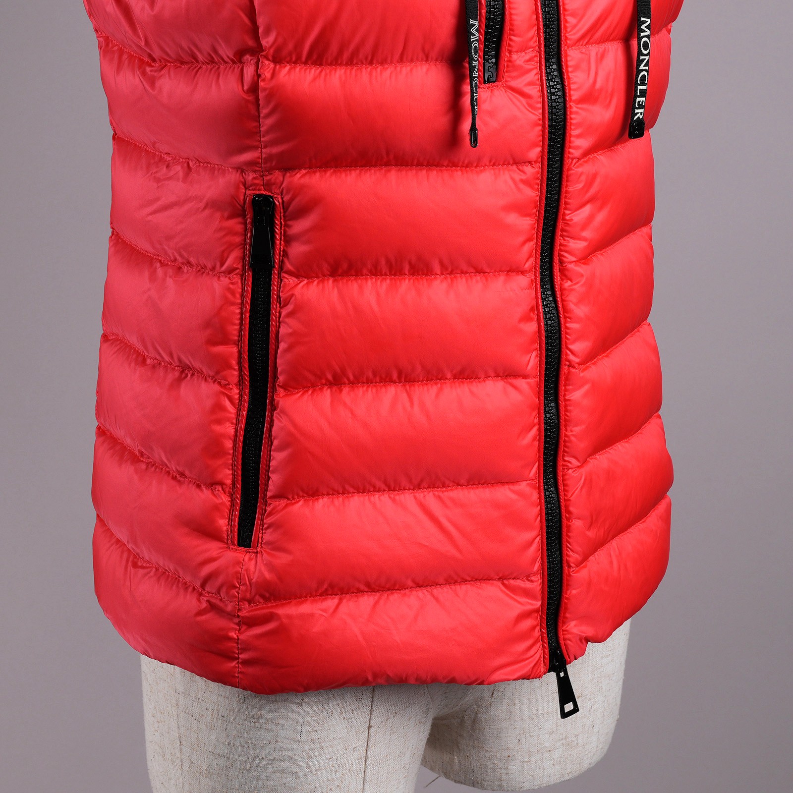 モンクレール（MONCLER）SUCRETTE フード付きロングダウンベスト レッド レディース サイズ1｜フロント下部ジップポケット