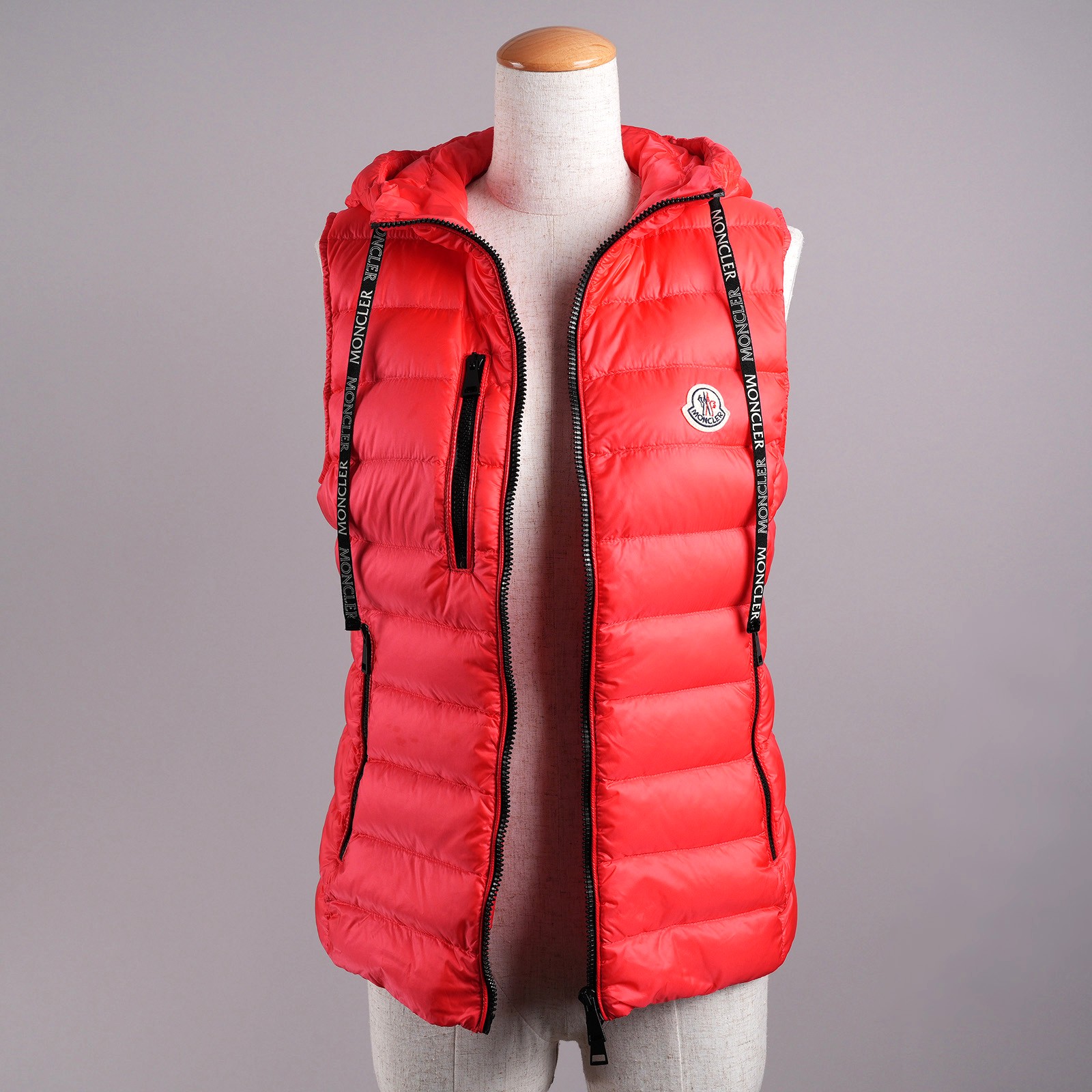 モンクレール（MONCLER）SUCRETTE フード付きロングダウンベスト レッド レディース サイズ1｜2WAYフロントジップ