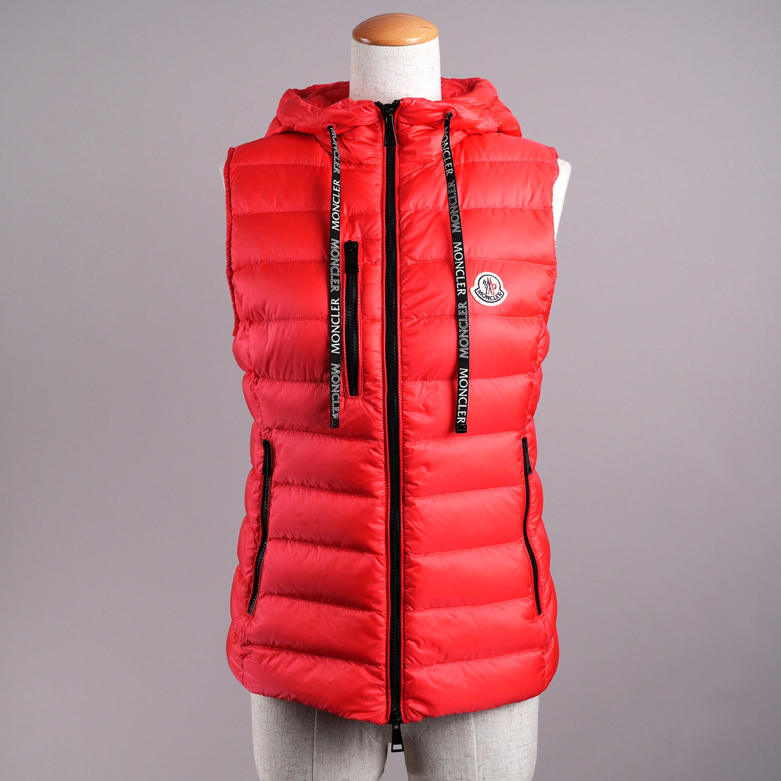 モンクレール（MONCLER）SUCRETTE フード付きロングダウンベスト レッド レディース サイズ1｜正面全体