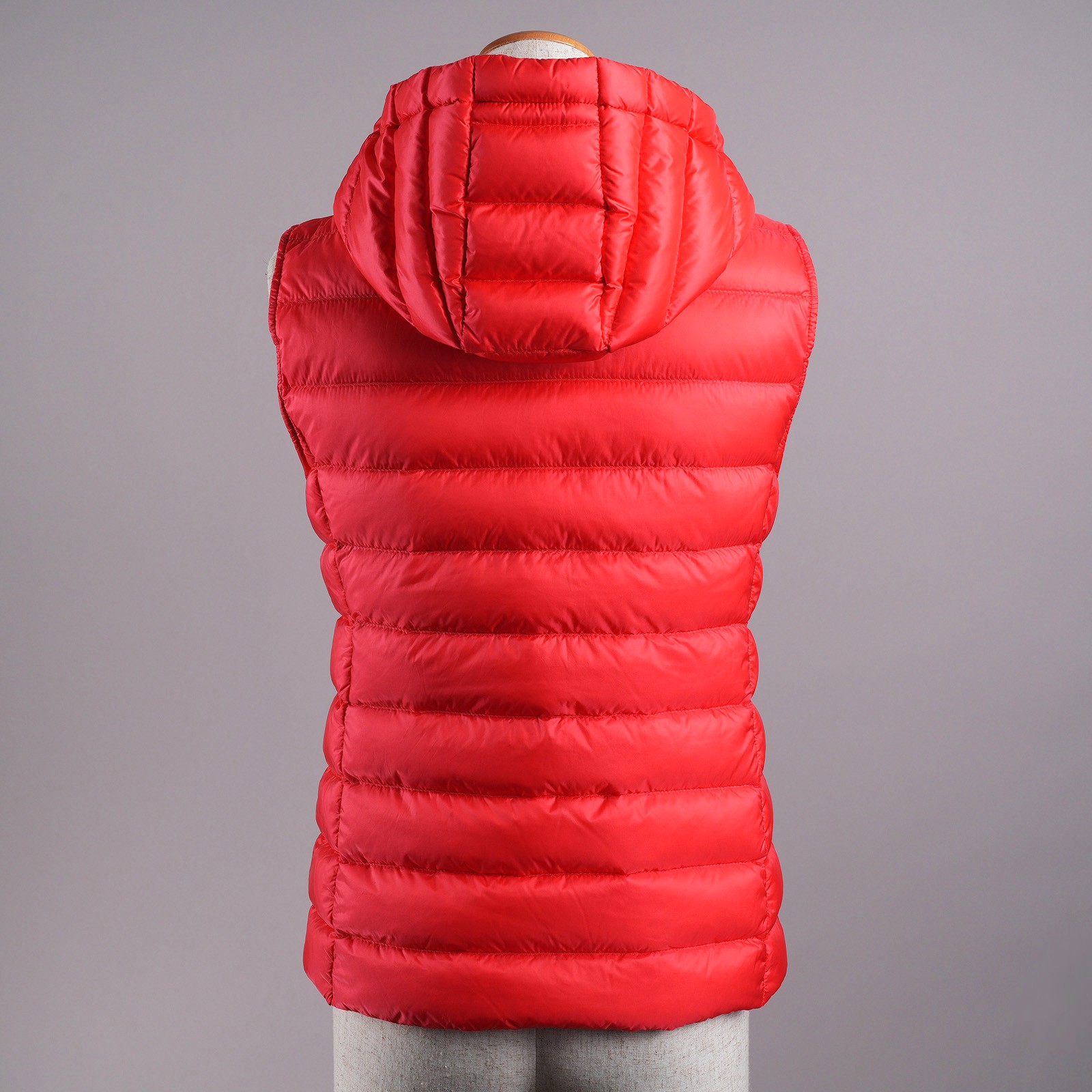 モンクレール（MONCLER）SUCRETTE フード付きロングダウンベスト レッド レディース サイズ1｜背面全体