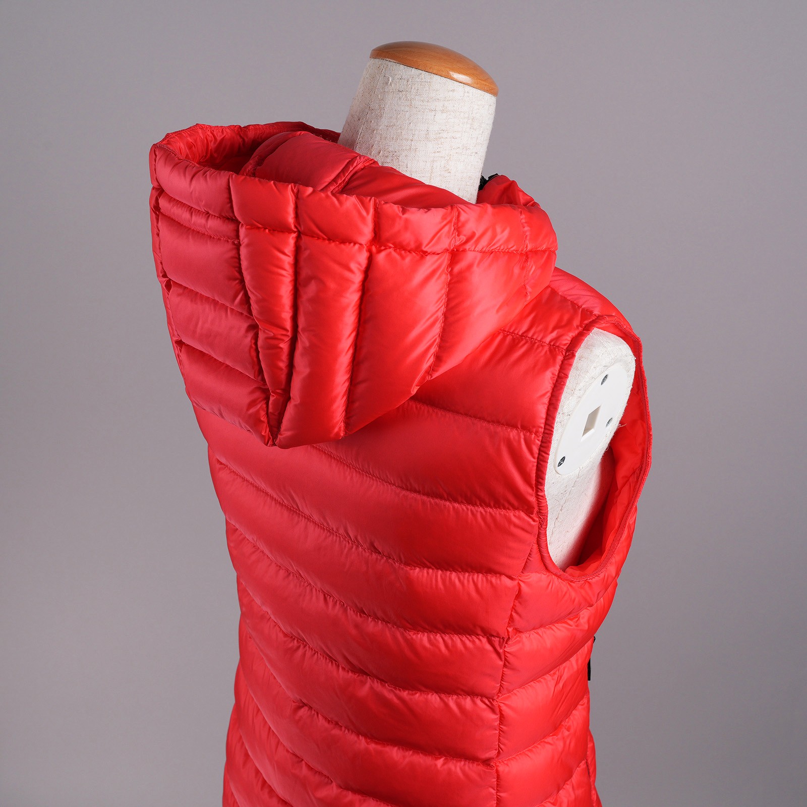 モンクレール（MONCLER）SUCRETTE フード付きロングダウンベスト レッド レディース サイズ1｜フード背面