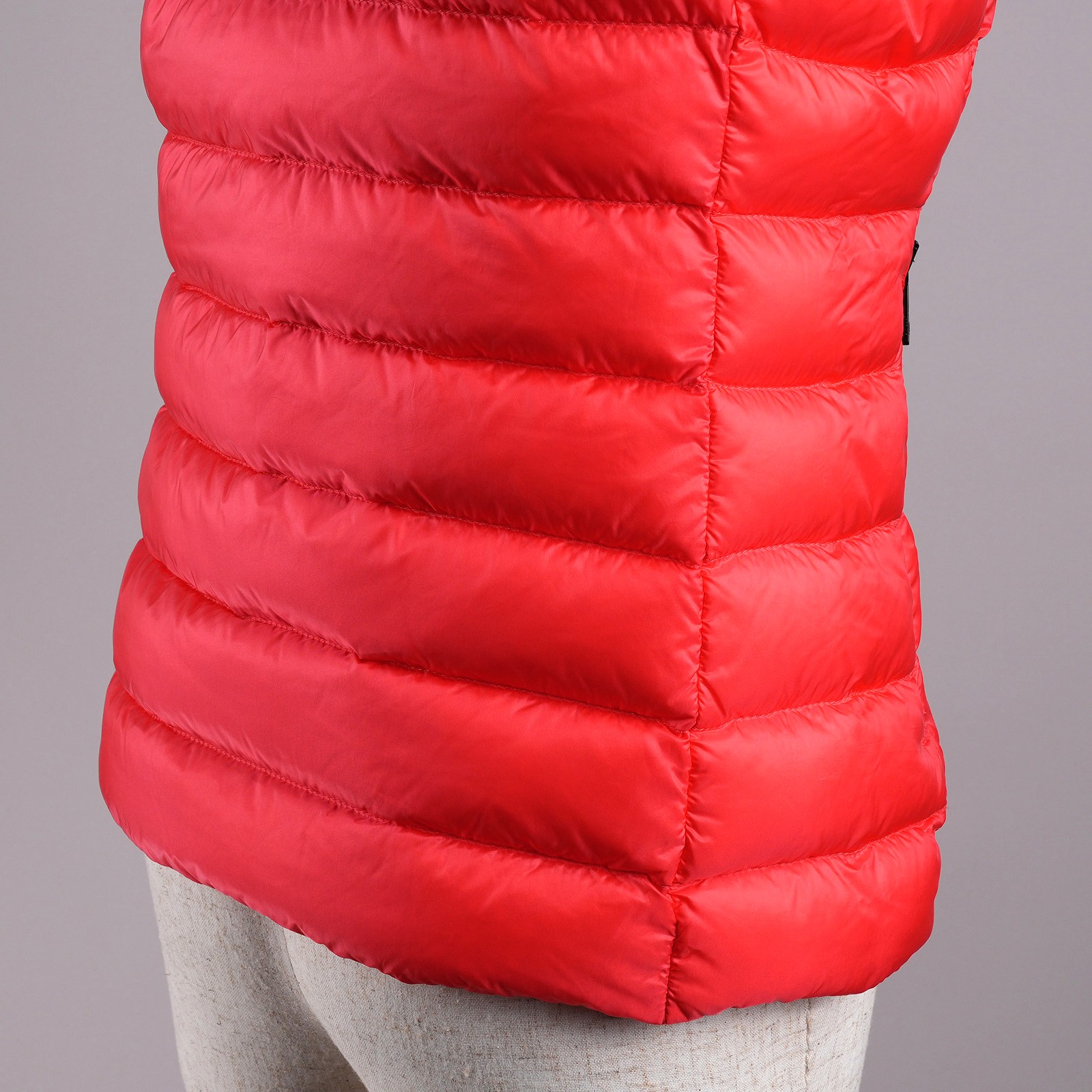 モンクレール（MONCLER）SUCRETTE フード付きロングダウンベスト レッド レディース サイズ1｜背面下部の横キルティング