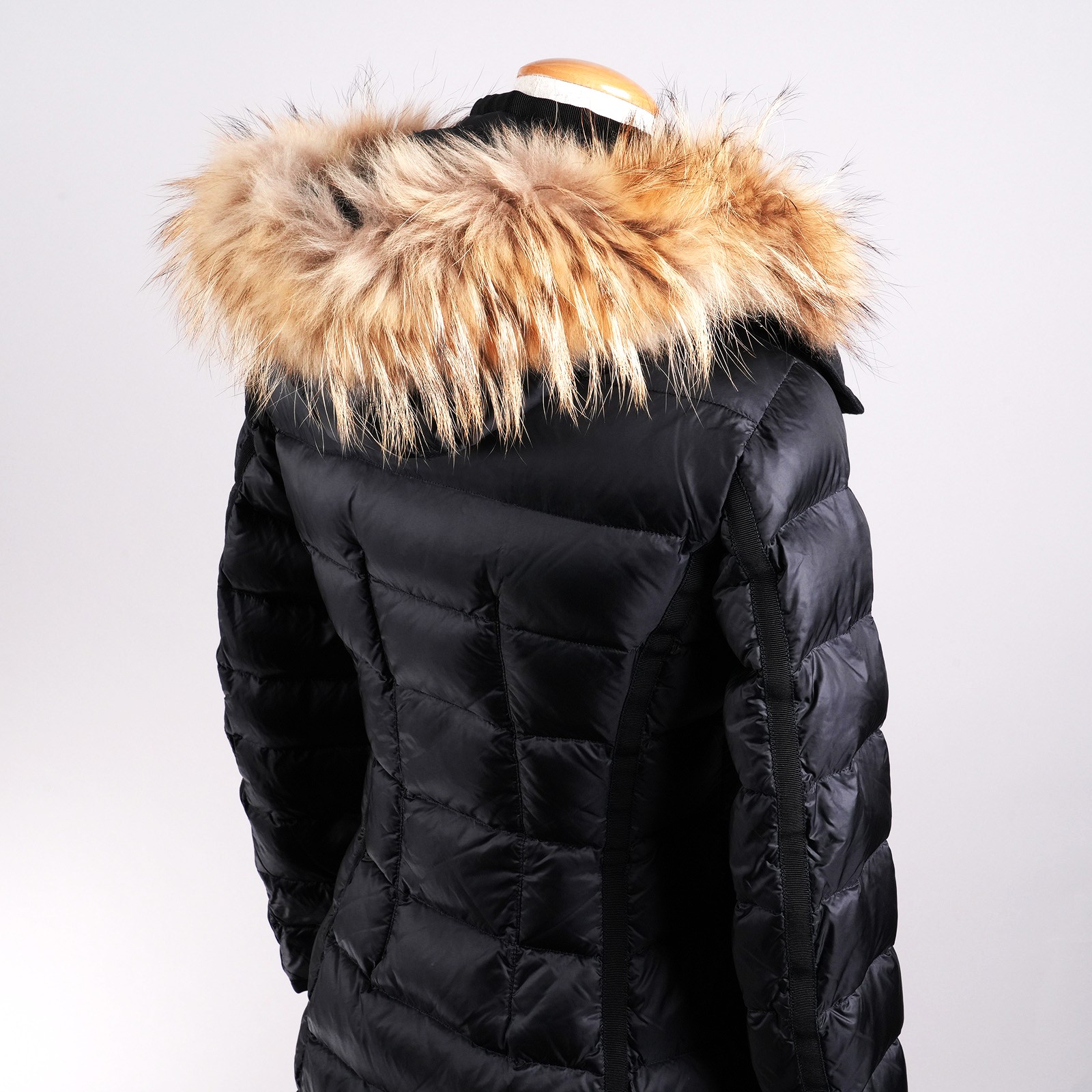 モンクレール（MONCLER）HERMIFUR ロングダウンコート ブラック レディース サイズ00｜ファートリムフード 背面ディテール