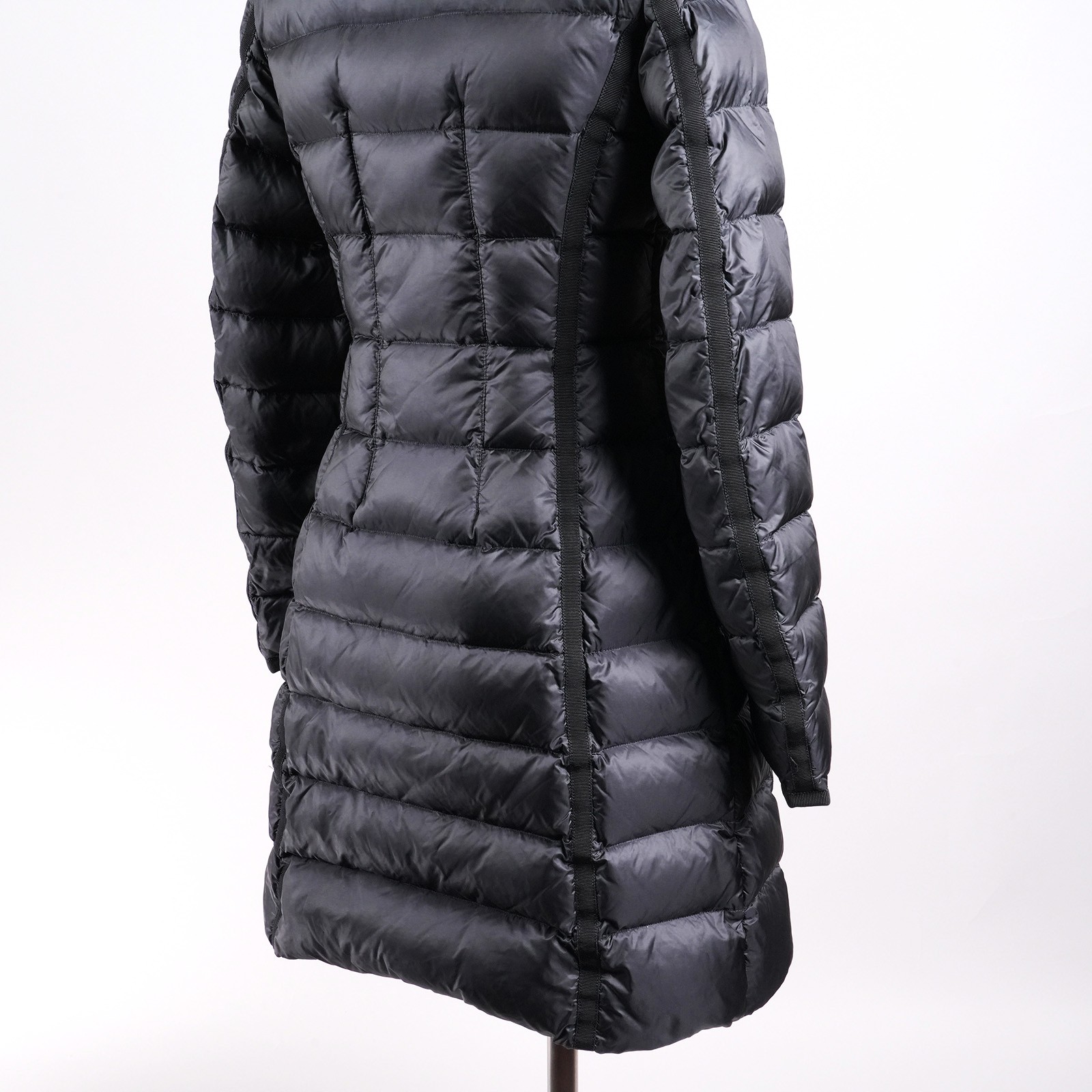 モンクレール（MONCLER）HERMIFUR ロングダウンコート ブラック レディース サイズ00｜背面ウエスト キルティング