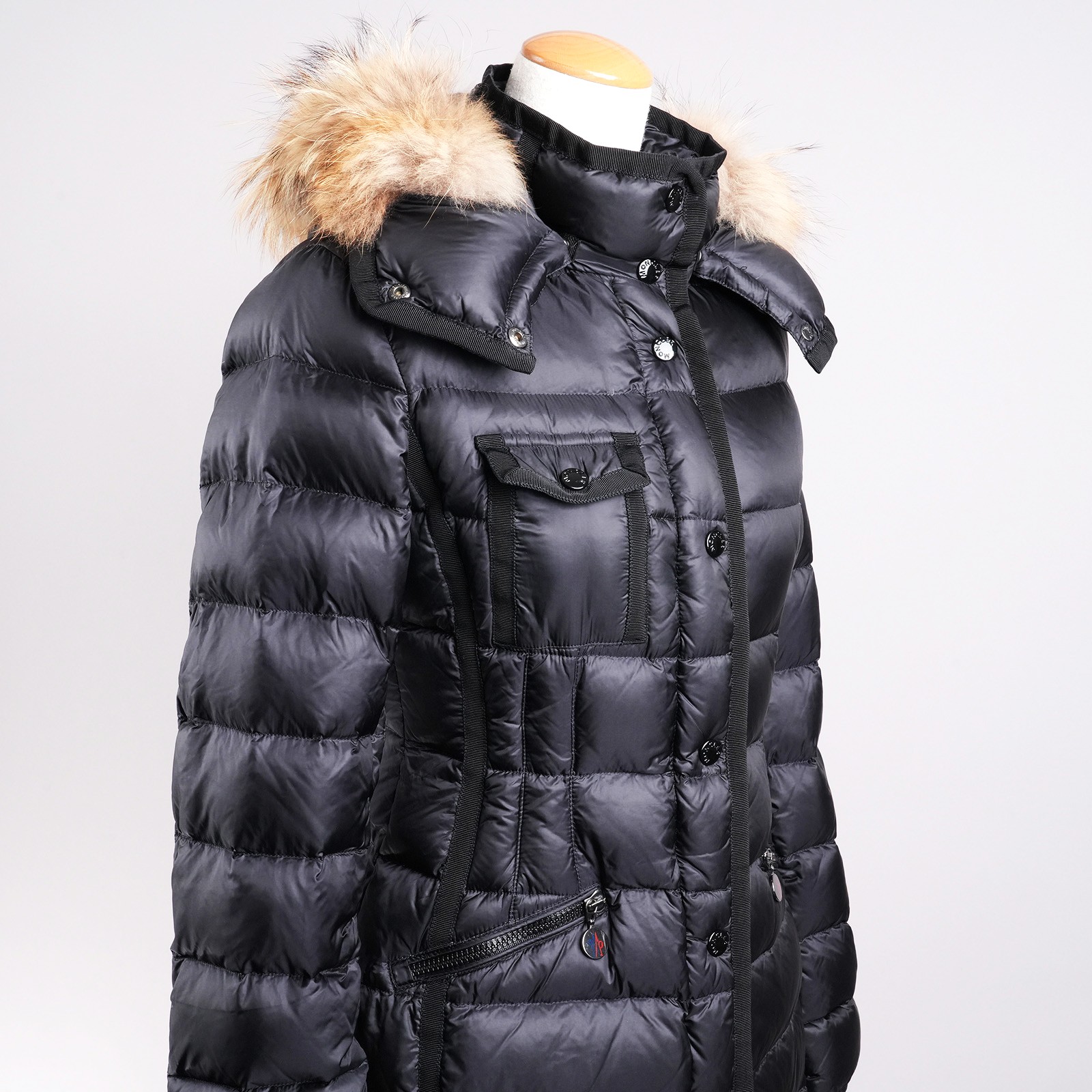 モンクレール（MONCLER）HERMIFUR ロングダウンコート ブラック レディース サイズ00｜正面斜め上部