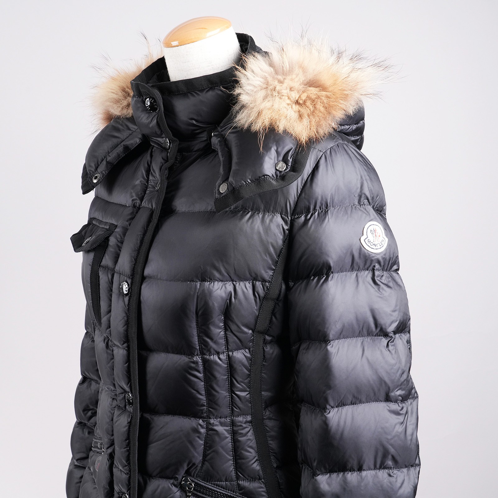 モンクレール（MONCLER）HERMIFUR ロングダウンコート ブラック レディース サイズ00｜ファートリムフードと左袖ロゴ