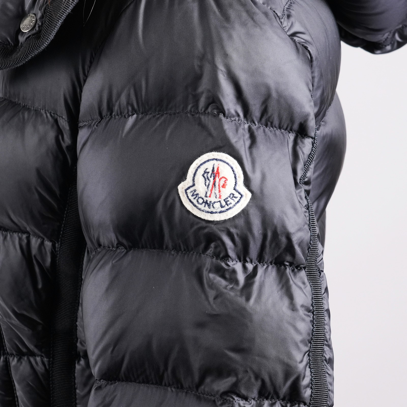 モンクレール（MONCLER）HERMIFUR ロングダウンコート ブラック レディース サイズ00｜左袖ロゴワッペン