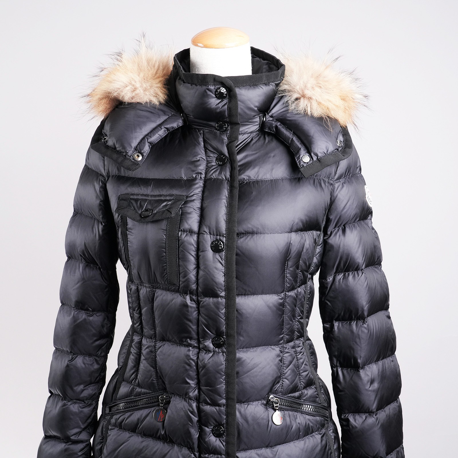 モンクレール（MONCLER）HERMIFUR ロングダウンコート ブラック レディース サイズ00｜フード・前立て・ポケット