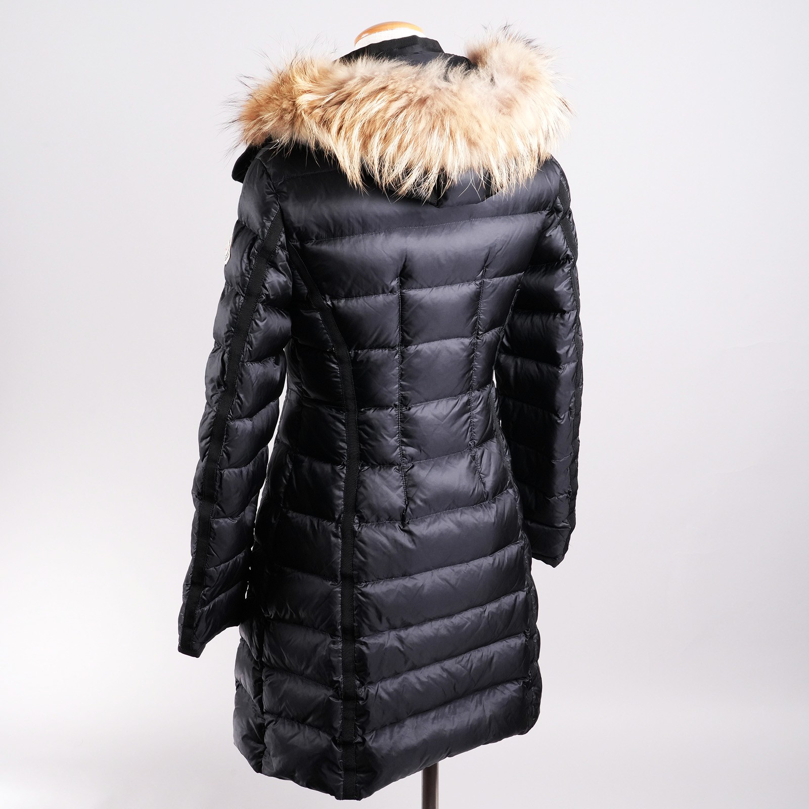 モンクレール（MONCLER）HERMIFUR ロングダウンコート ブラック レディース サイズ00｜背面斜め