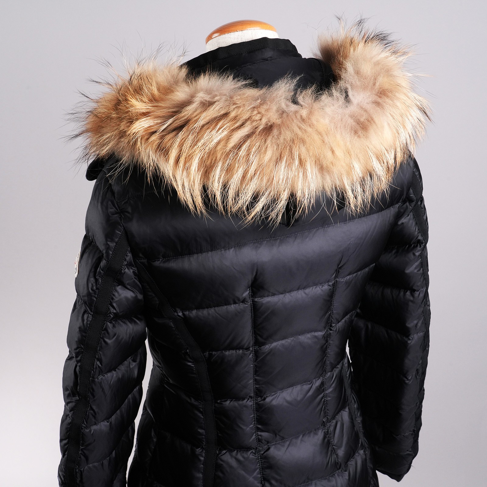 モンクレール（MONCLER）HERMIFUR ロングダウンコート ブラック レディース サイズ00｜ファートリムフード 背面
