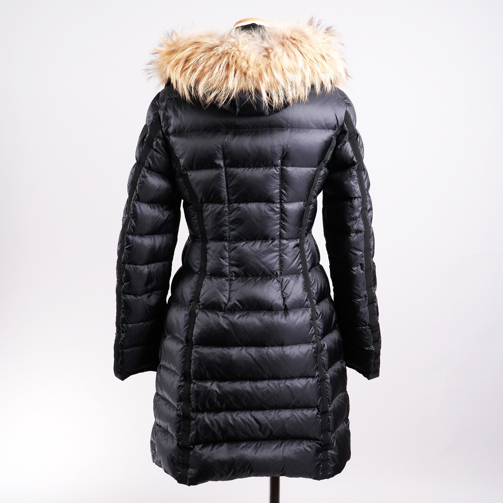 モンクレール（MONCLER）HERMIFUR ロングダウンコート ブラック レディース サイズ00｜背面全体